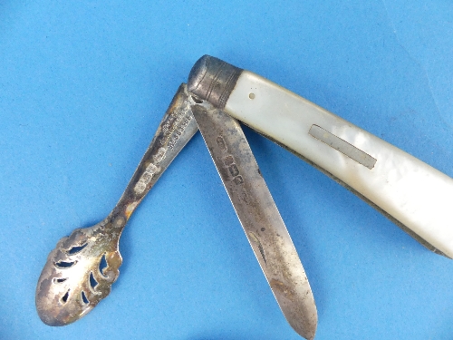 An Edwardian silver folding Fruit Knife 'Orange Peeler', hallmarked Sheffield, 1902, with mother- - Image 2 of 2