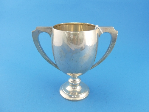 A George V silver two handled Trophy Cup, by Adie Brothers, hallmarked Birmingham, 1928, no - Image 2 of 4