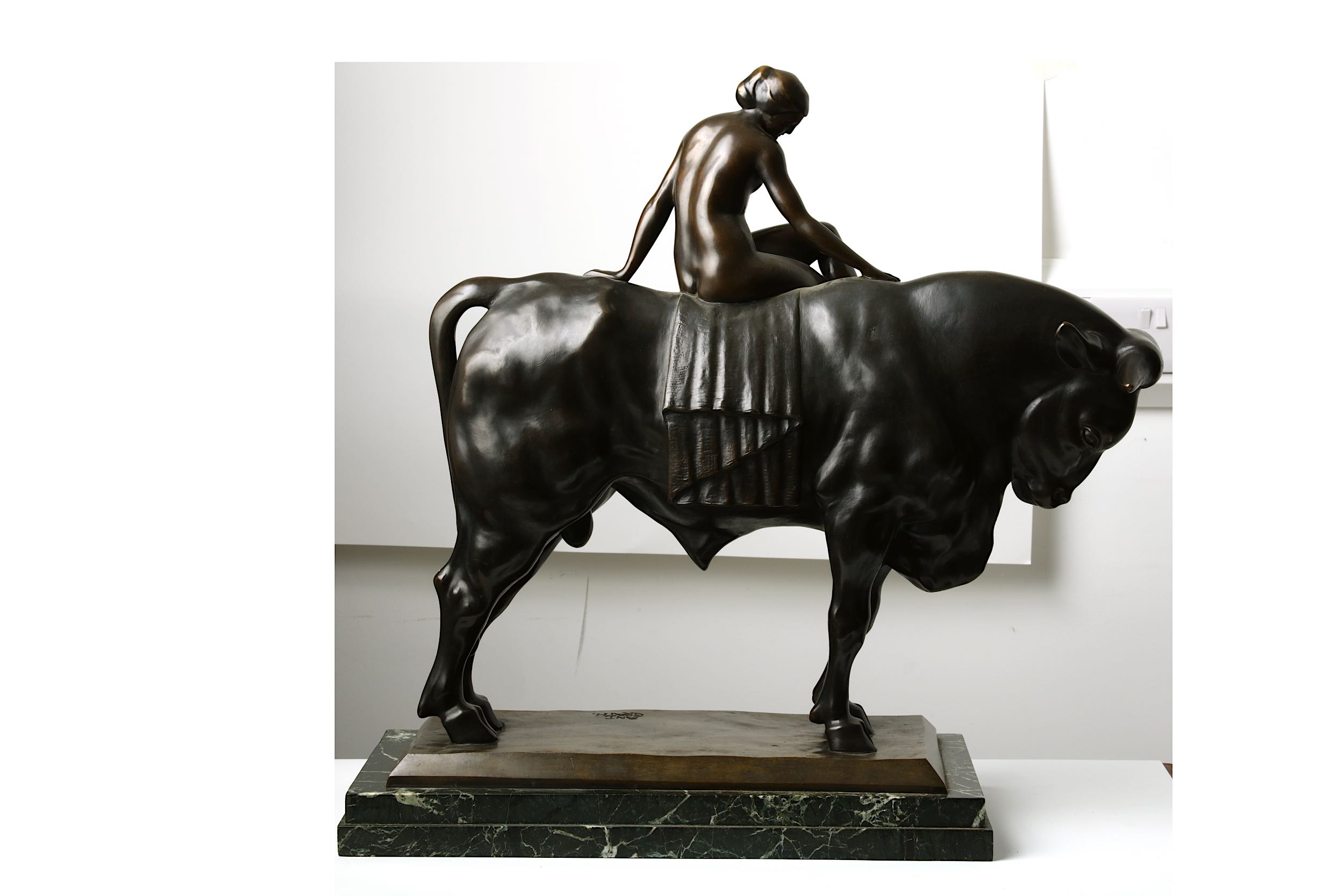 AFTER ANTON GRATH, A CONTINENTAL BRONZE MODEL OF EUROPA AND THE BULL. - Image 3 of 3