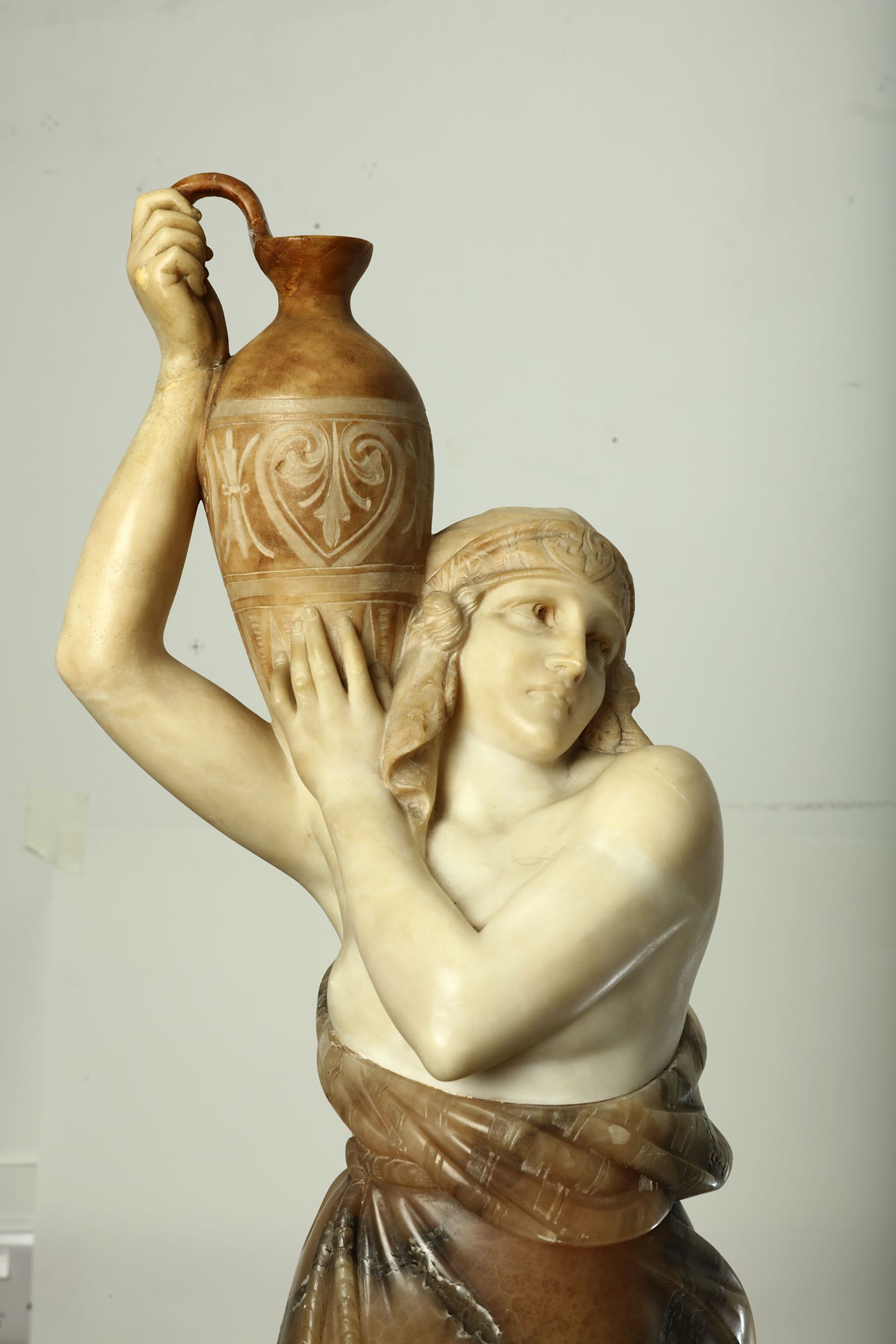 POZZI, AN ITALIAN TWO-TONE ALABASTER FIGURE. - Image 5 of 5