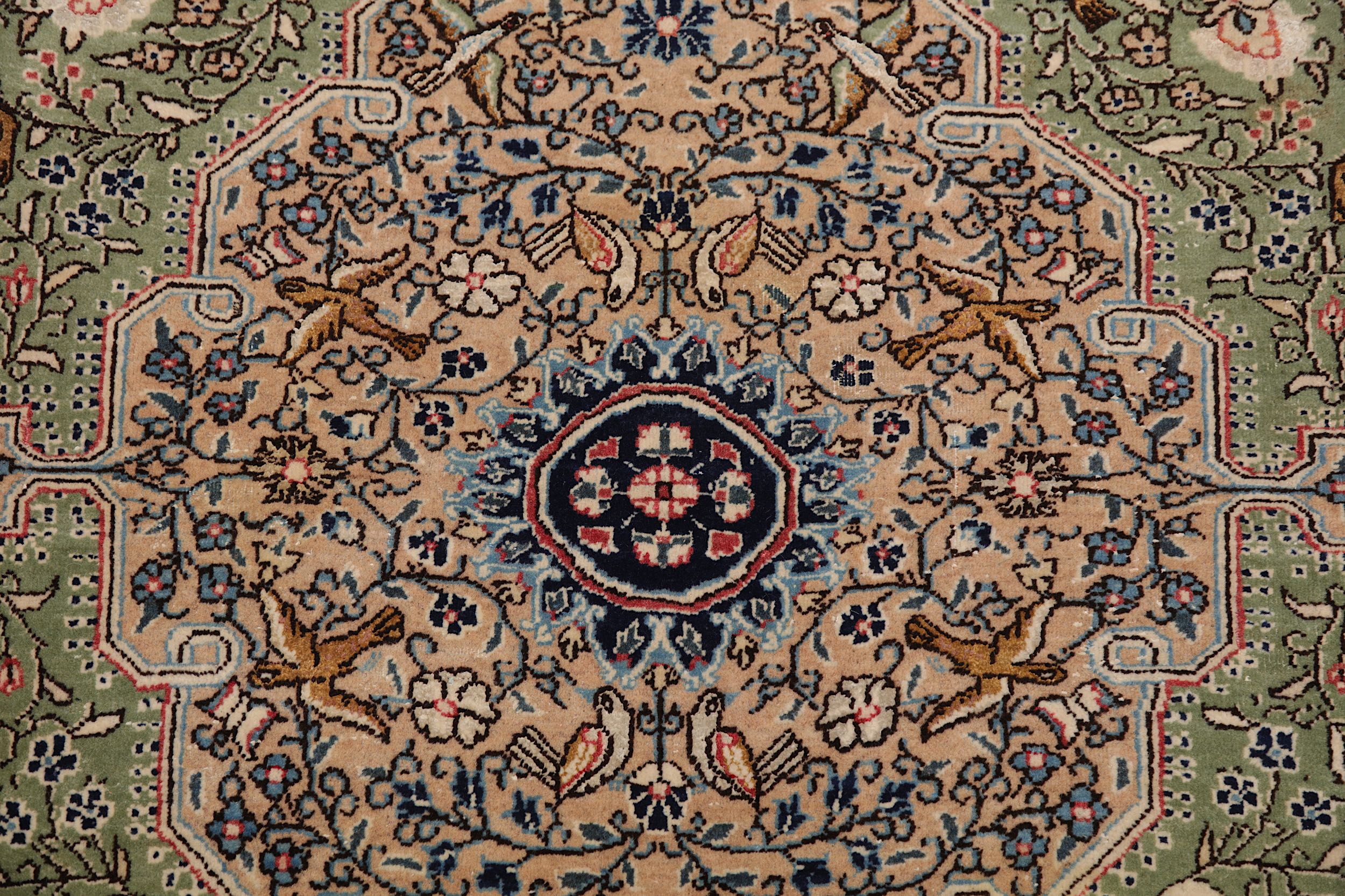 A FINE QUM RUG. - Image 3 of 5