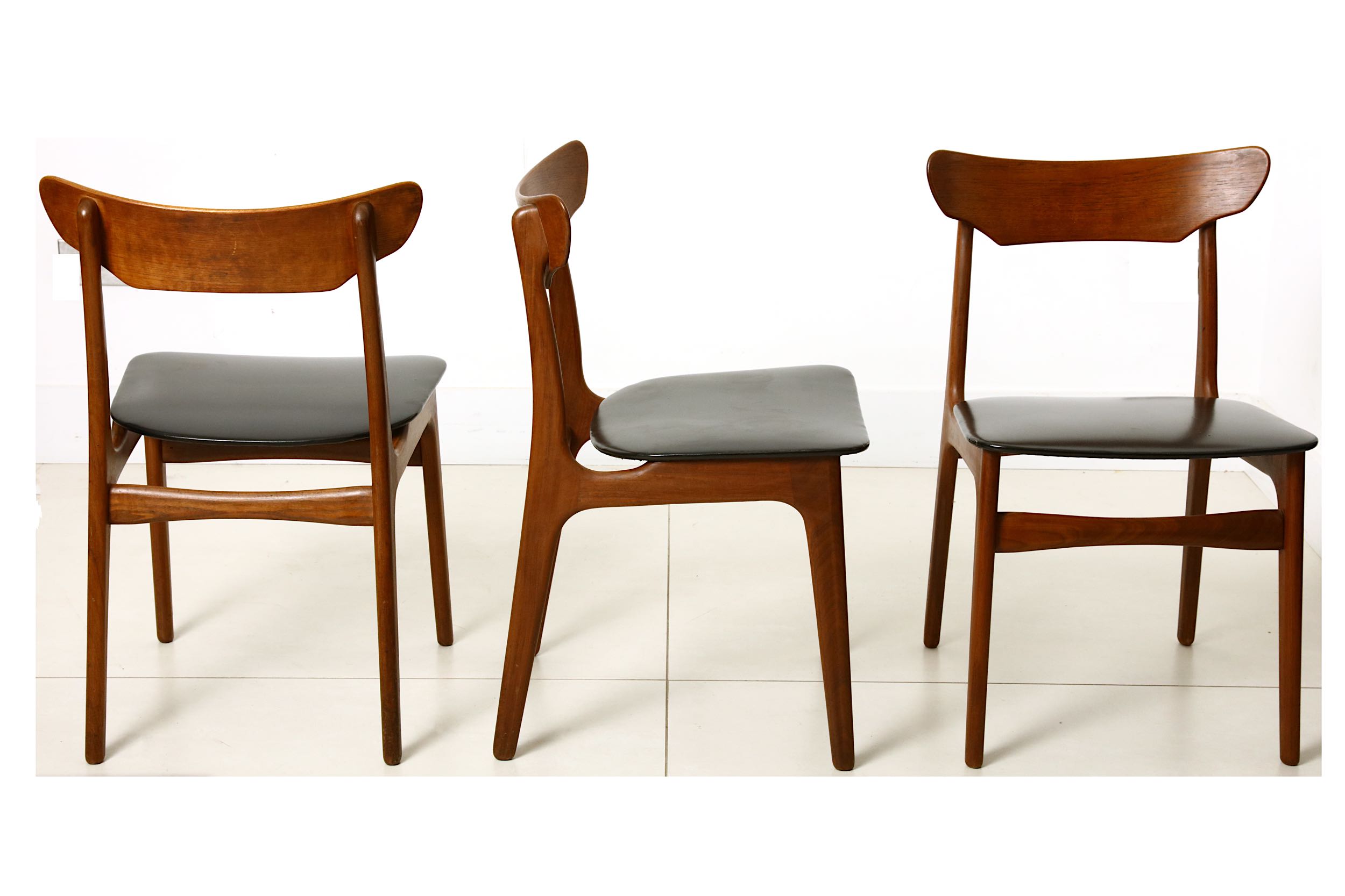 HANS WEGNER FOR CARL HANSEN, A SET OF FOUR TEAK DINING CHAIRS. - Image 2 of 2