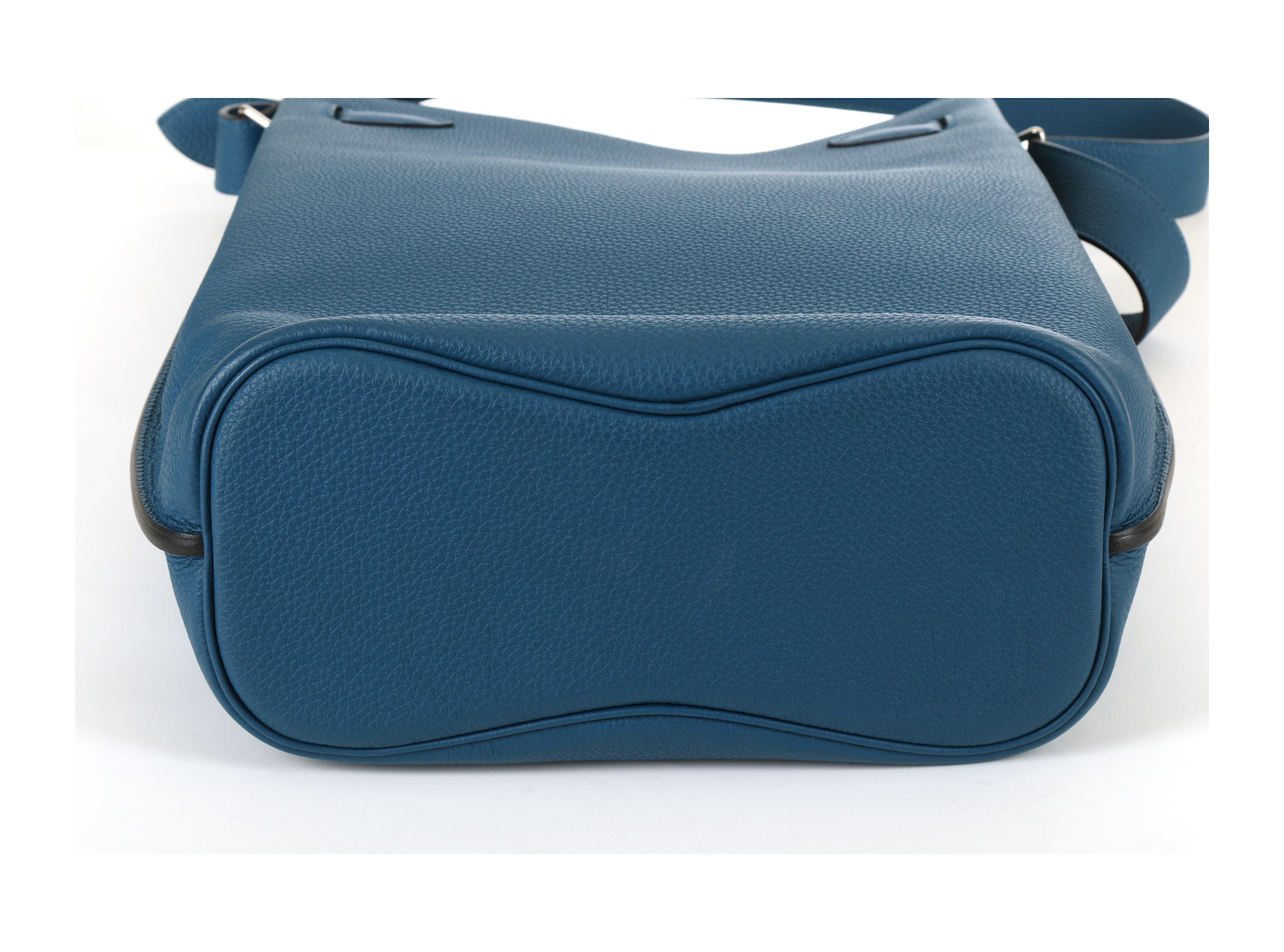 Hermes Blu Saphir So Kelly 26, c. 2015, Togo leather with Palladium plated hardware and adjustable - Image 5 of 9