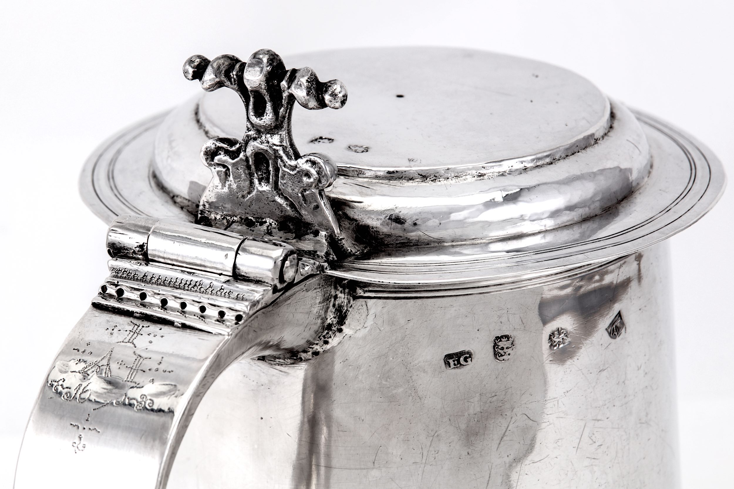 A Charles II sterling silver tankard, London 1676 by E G in a rectangle, attributed to Edward Gladwi - Image 3 of 12