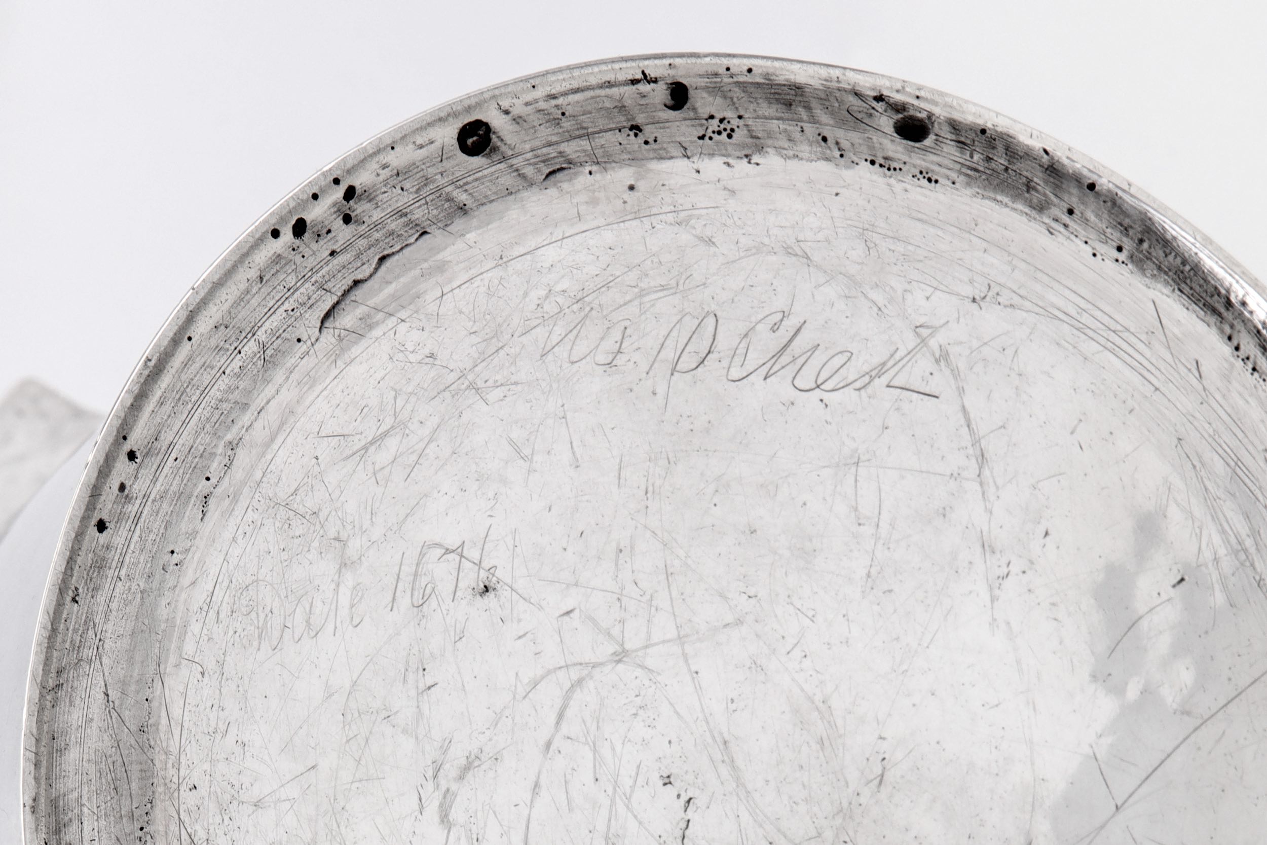 A Charles II sterling silver tankard, London 1676 by E G in a rectangle, attributed to Edward Gladwi - Image 9 of 12