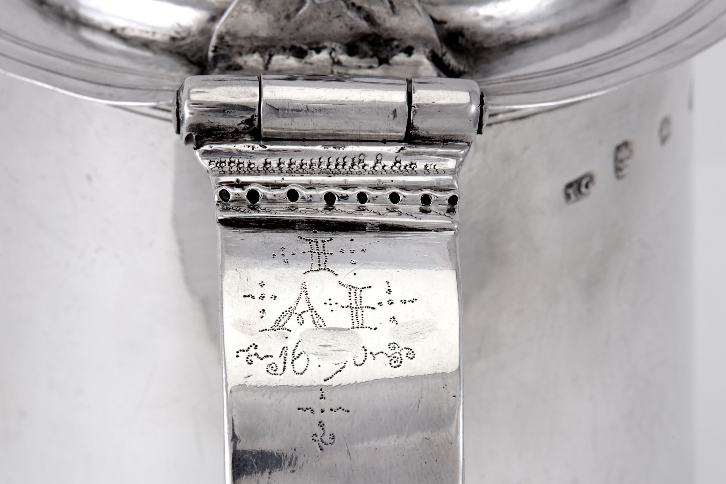 A Charles II sterling silver tankard, London 1676 by E G in a rectangle, attributed to Edward Gladwi - Image 4 of 12