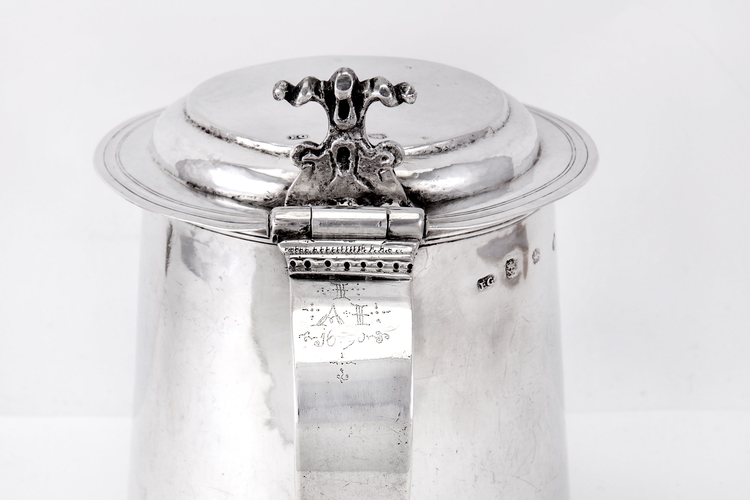 A Charles II sterling silver tankard, London 1676 by E G in a rectangle, attributed to Edward Gladwi - Image 12 of 12