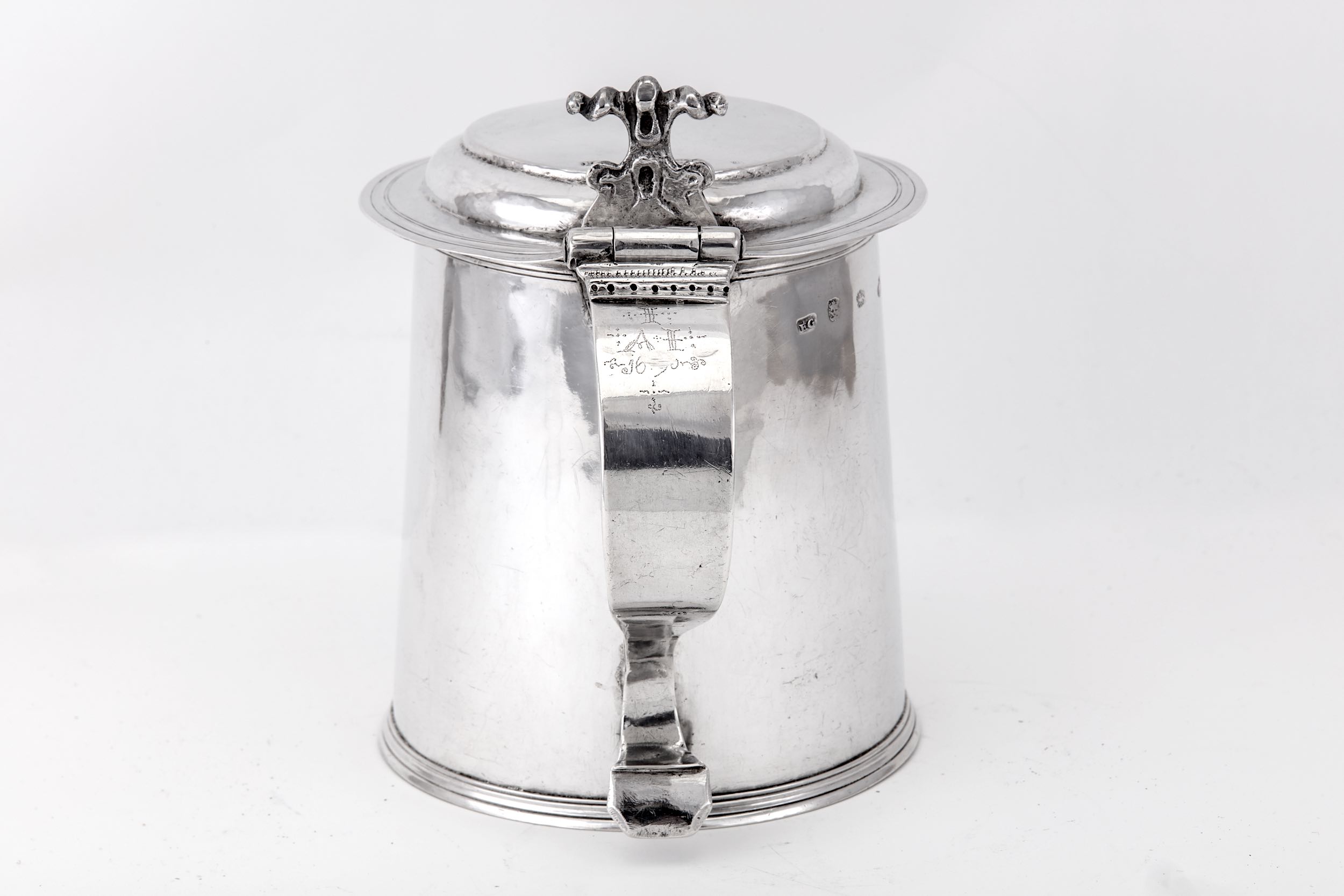 A Charles II sterling silver tankard, London 1676 by E G in a rectangle, attributed to Edward Gladwi - Image 11 of 12