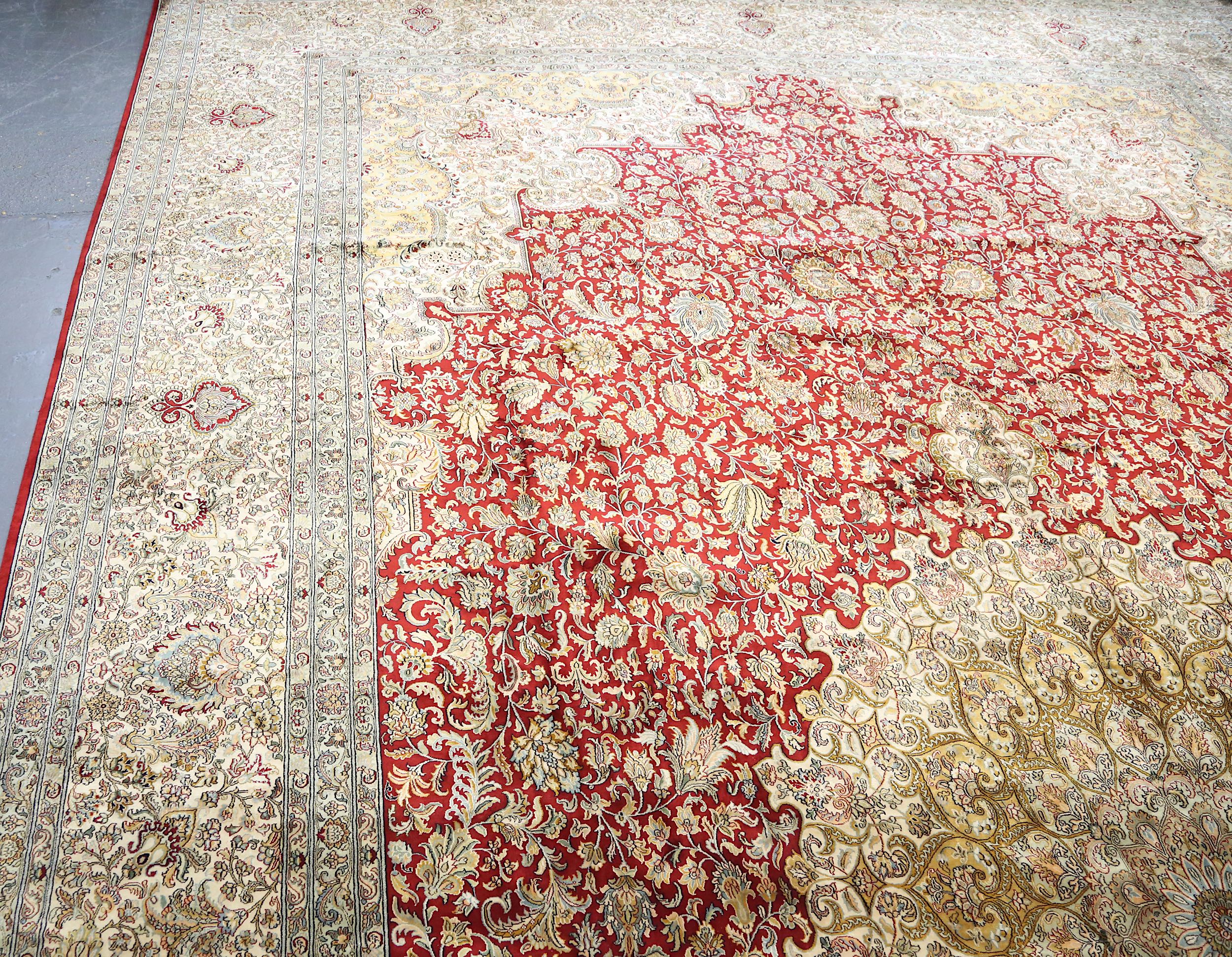 AN EXTREMELY FINE SILK INDIAN CARPET approx: 19ft.3in. x 11ft.8in.(585cm.x 354cm.) Superb quality - Image 5 of 6