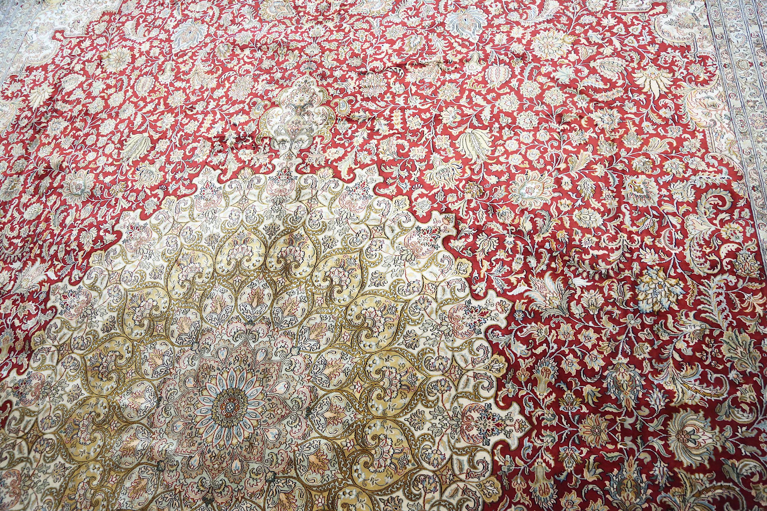 AN EXTREMELY FINE SILK INDIAN CARPET approx: 19ft.3in. x 11ft.8in.(585cm.x 354cm.) Superb quality - Image 3 of 6