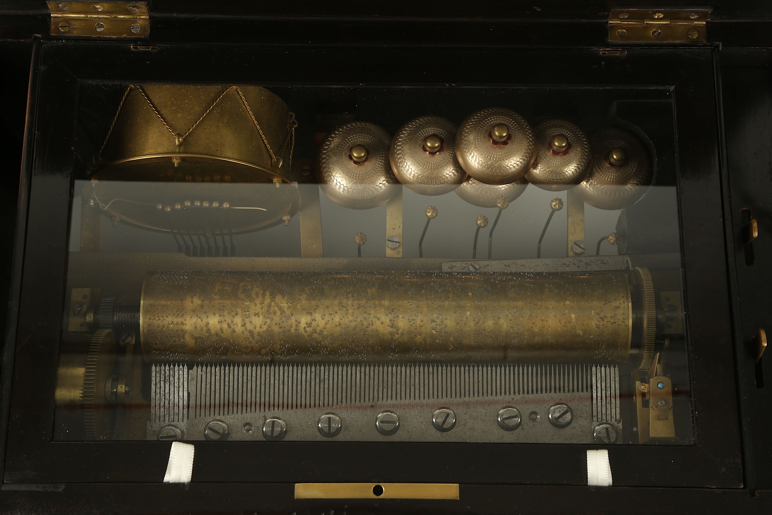 A LATE 19TH CENTURY SWISS BIRD'S EYE WALNUT AND EBONISED 'BELLS EN VUE' MUSIC BOX - Image 6 of 7