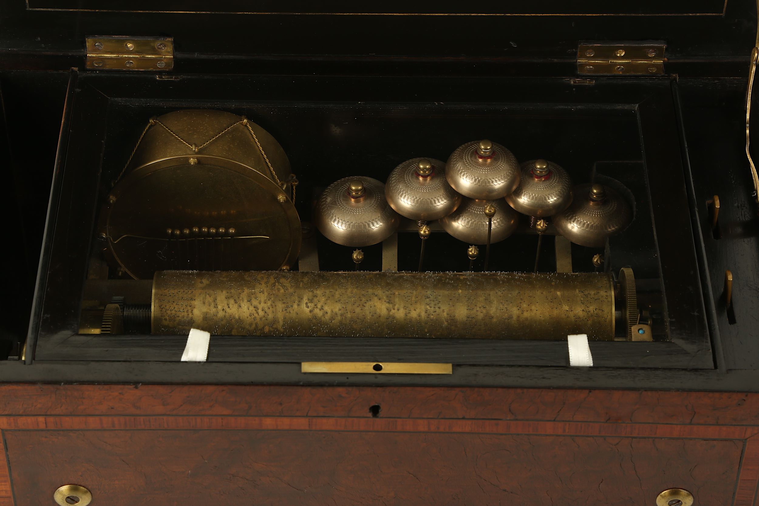 A LATE 19TH CENTURY SWISS BIRD'S EYE WALNUT AND EBONISED 'BELLS EN VUE' MUSIC BOX - Image 5 of 7