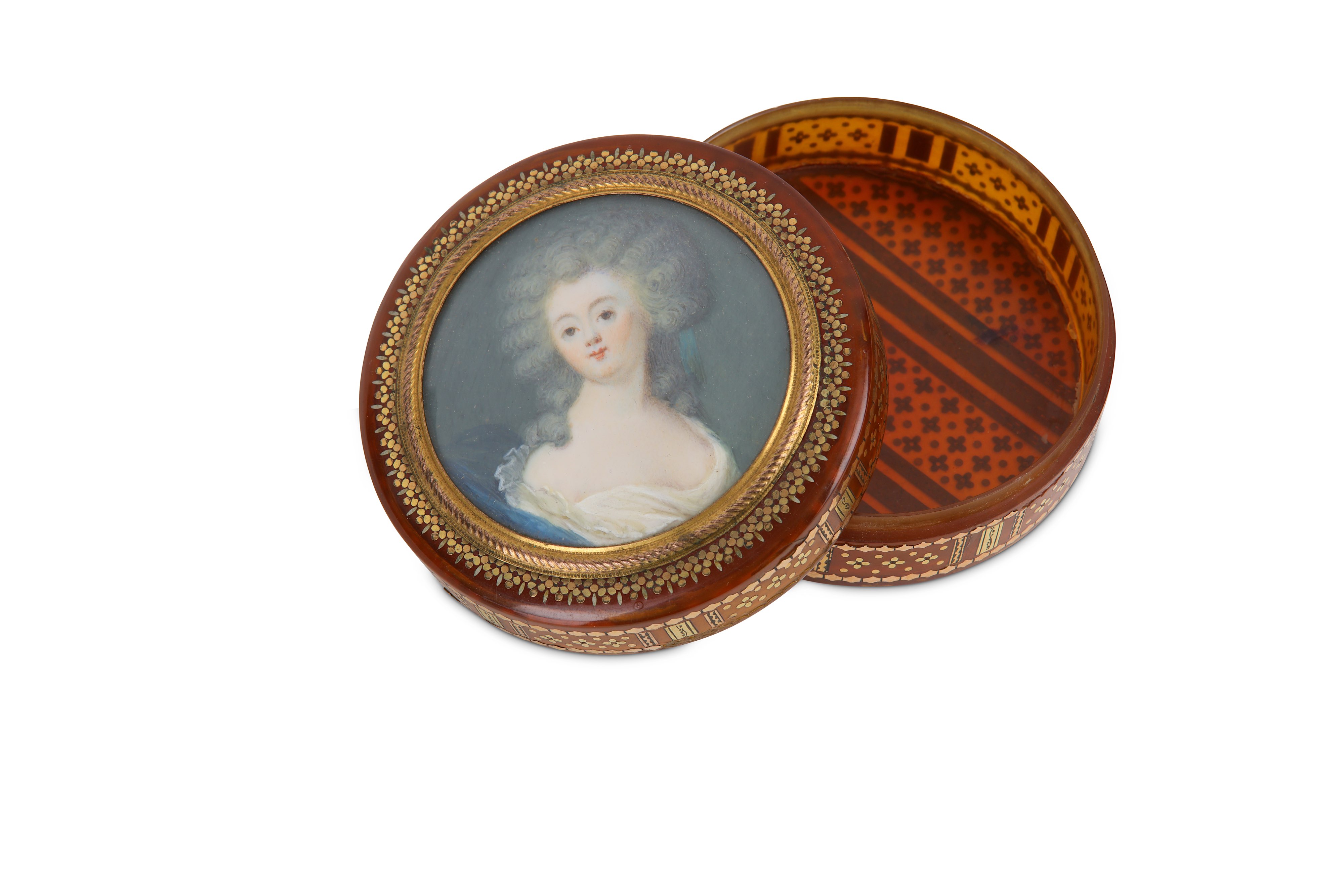 A Louis XVI French blonde tortoiseshell and gold pique snuffbox, circa 1780 - Image 3 of 3