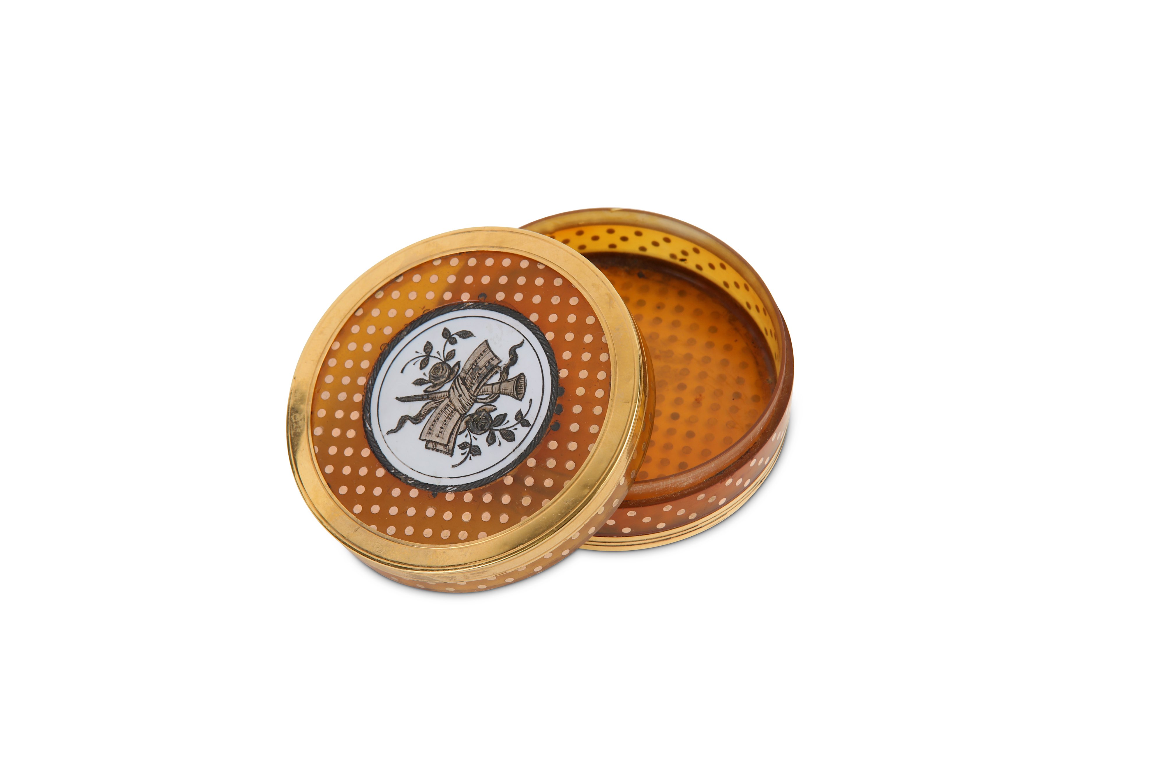 A Louis XVI French gold mounted, pique and blonde tortoiseshell snuff box, circa 1780 - Image 3 of 3