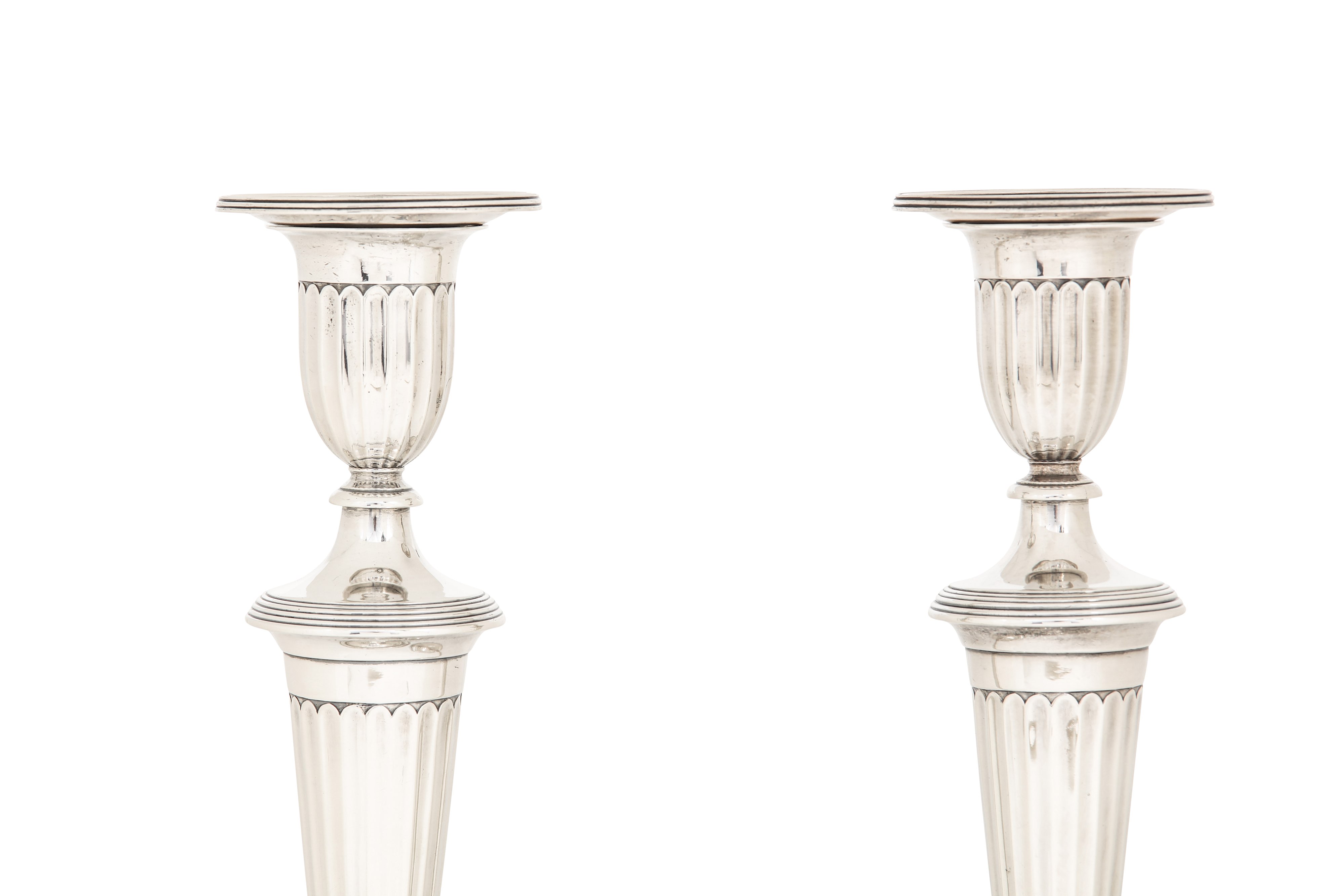 A pair of George III sterling silver candlesticks, London 1794 by John Scofield (reg. 13th Jan 1778) - Image 4 of 6