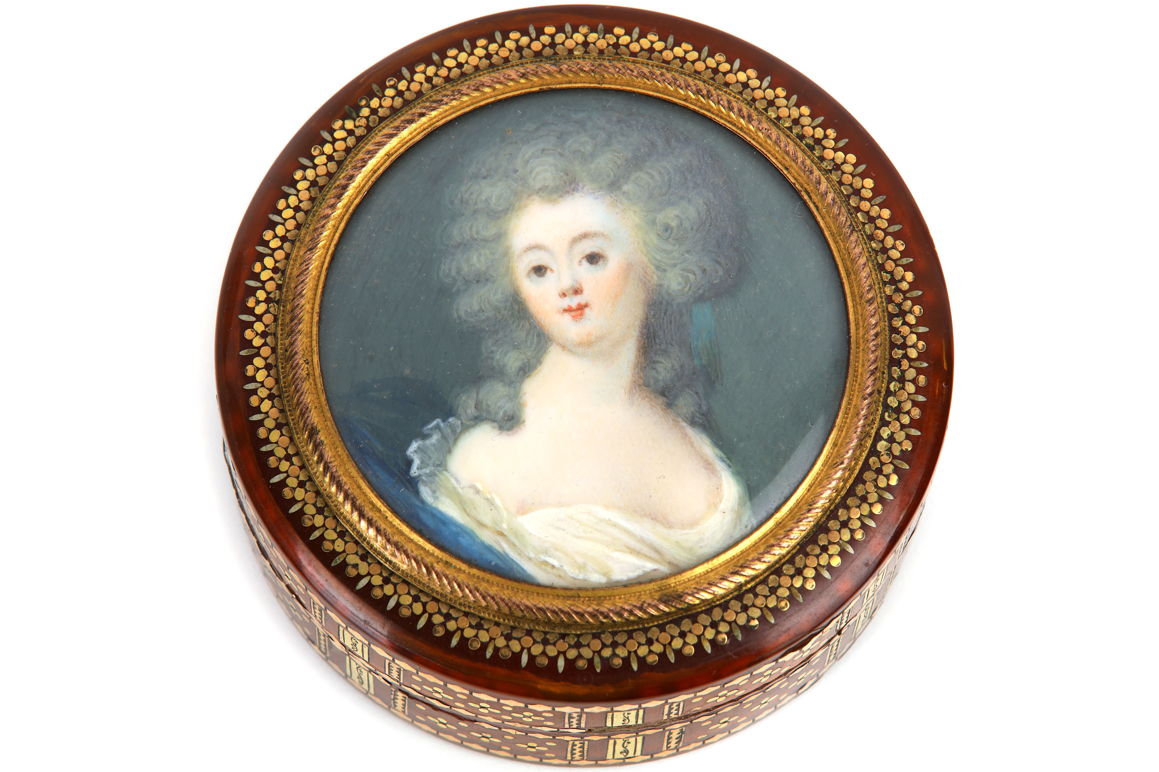 A Louis XVI French blonde tortoiseshell and gold pique snuffbox, circa 1780 - Image 2 of 3