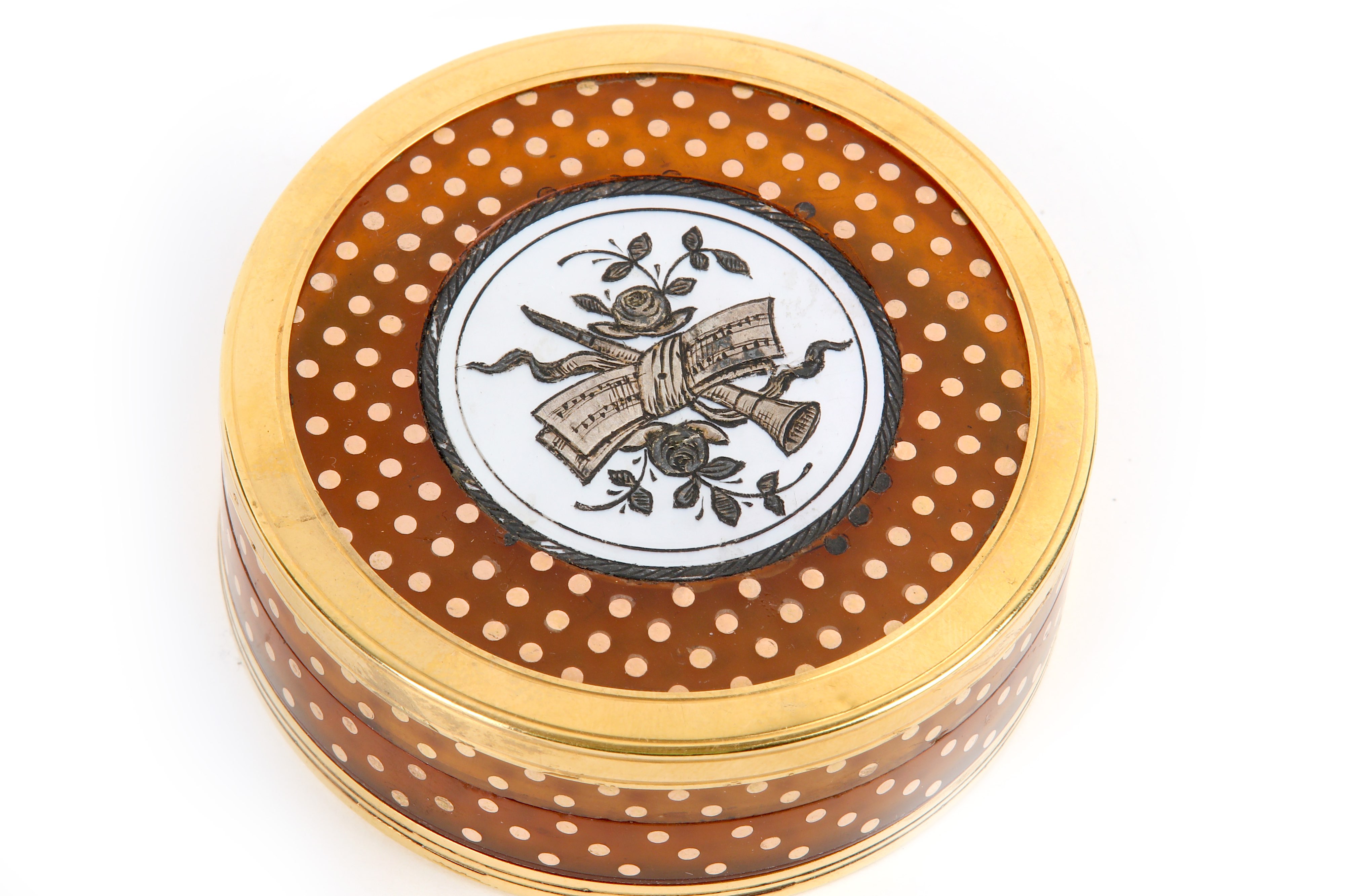 A Louis XVI French gold mounted, pique and blonde tortoiseshell snuff box, circa 1780 - Image 2 of 3