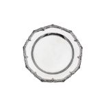 A 20th century Greek sterling silver circular dish, stamped 925 and ПA in a shield and г42