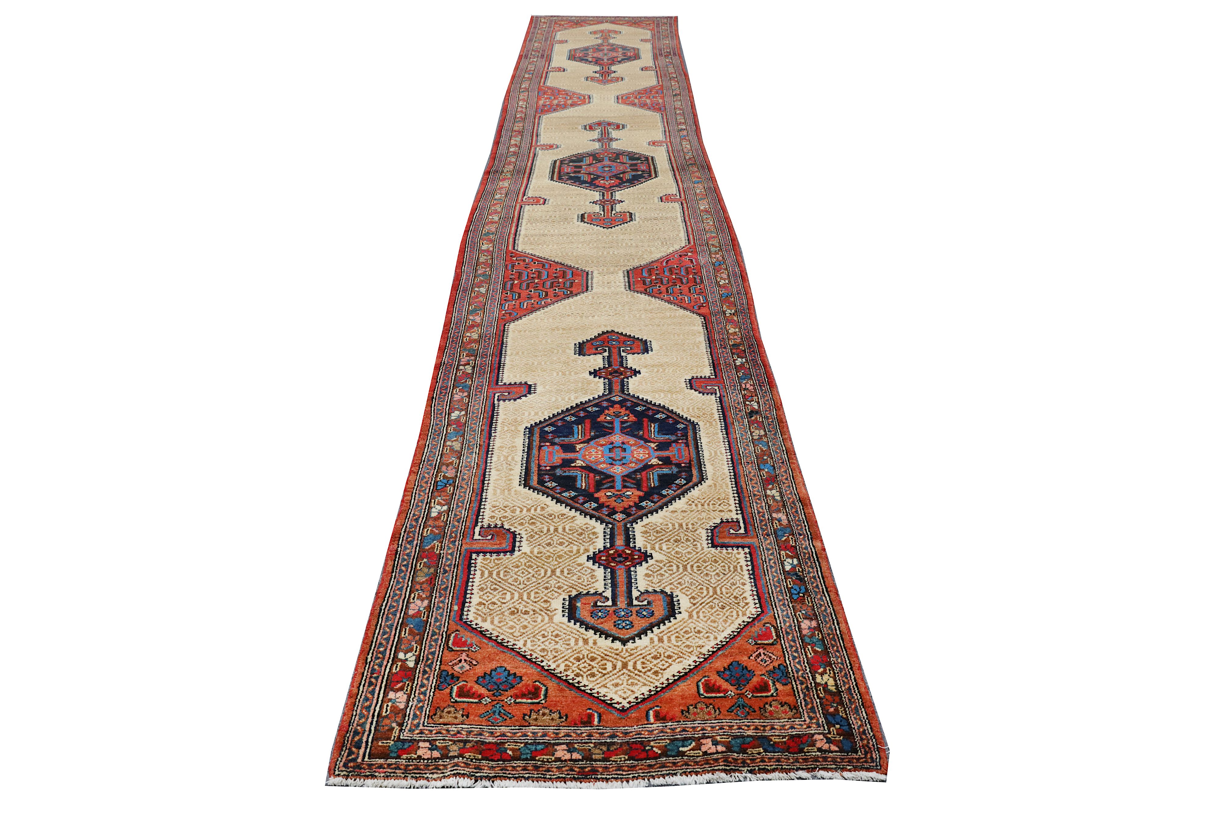 AN ANTIQUE SERAB RUNNER, NORTH-WEST PERSIA - Image 2 of 6