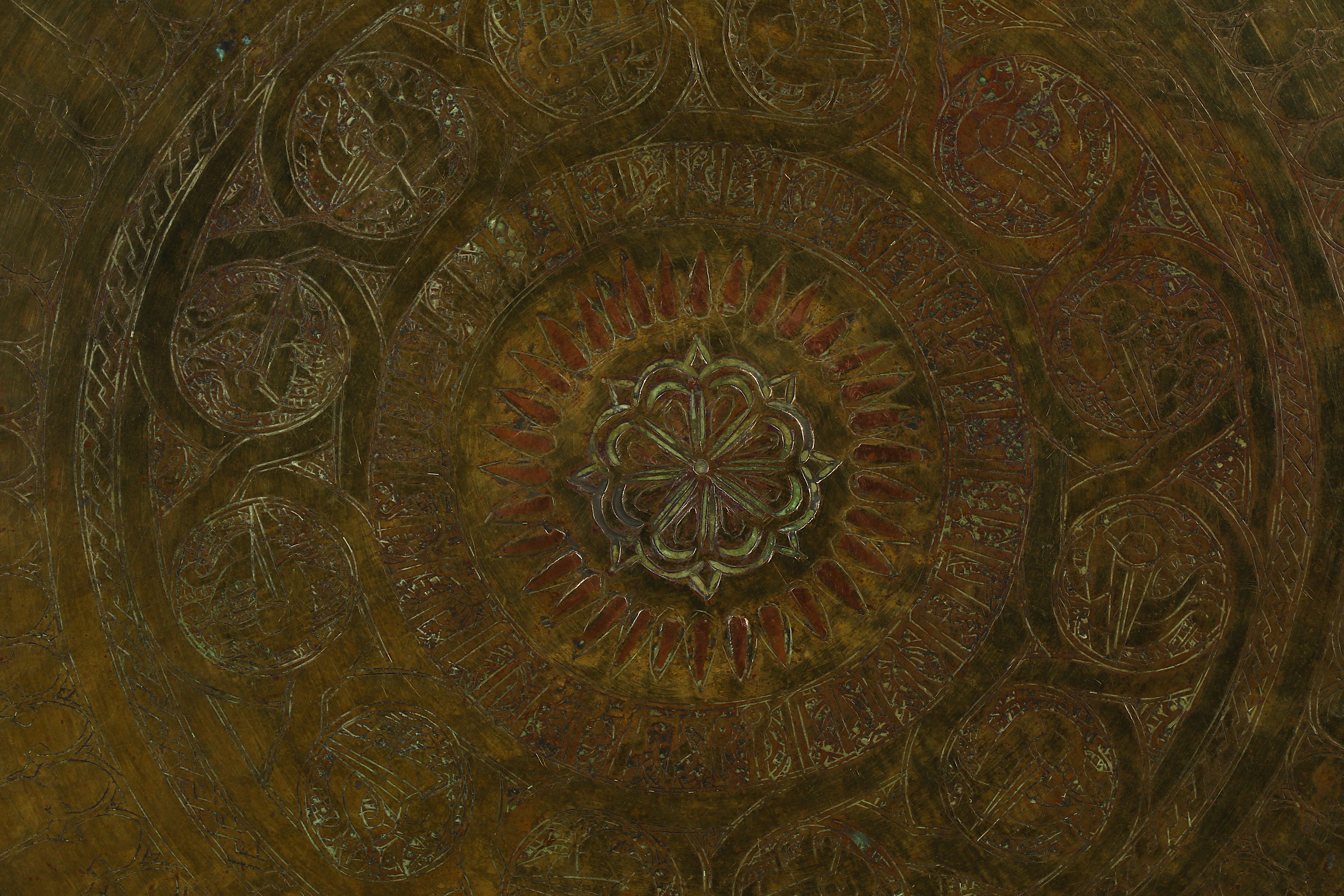 A LARGE COPPER-INLAID BRASS TRAY - Image 2 of 5