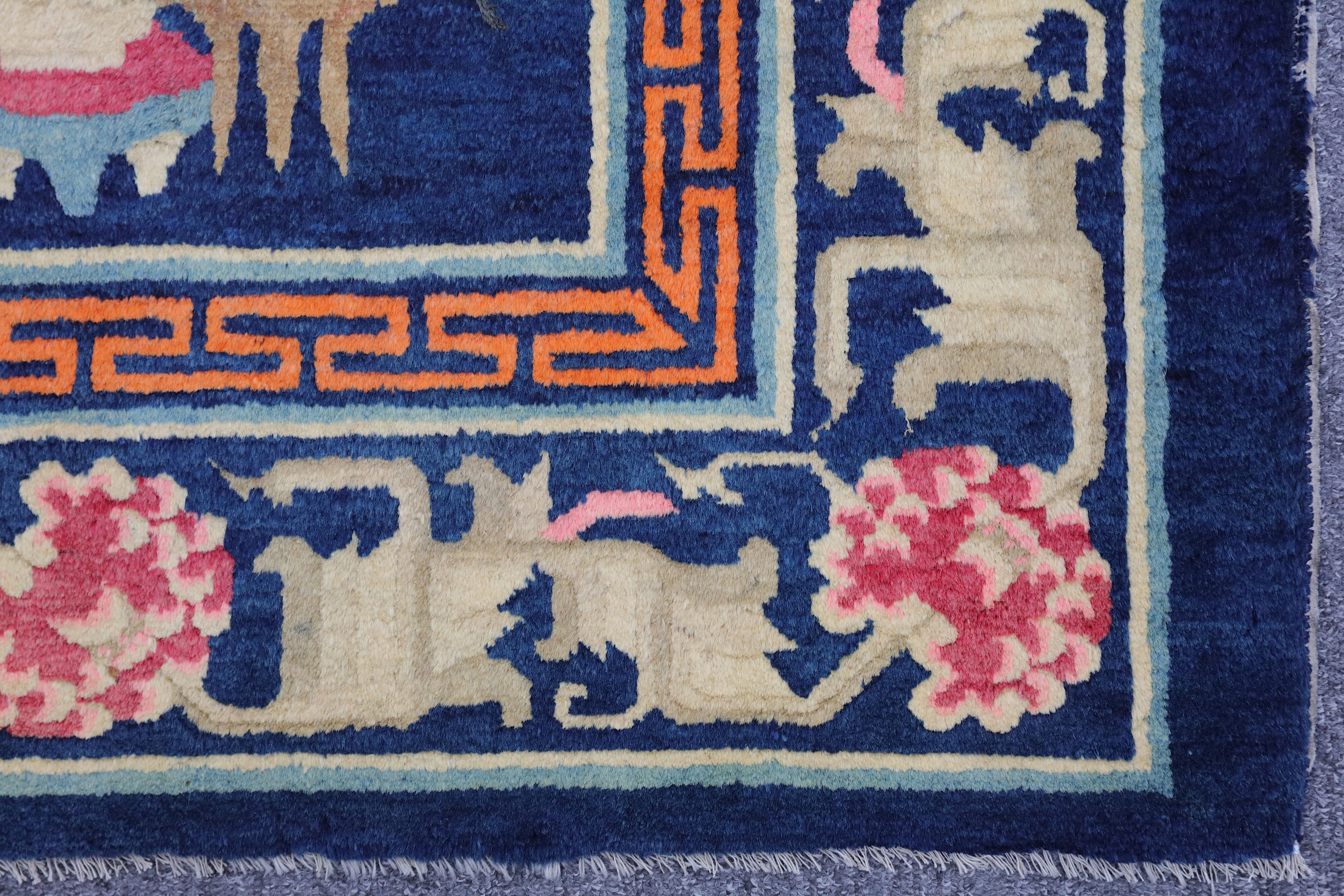 A FINE CHINESE RUG - Image 5 of 6