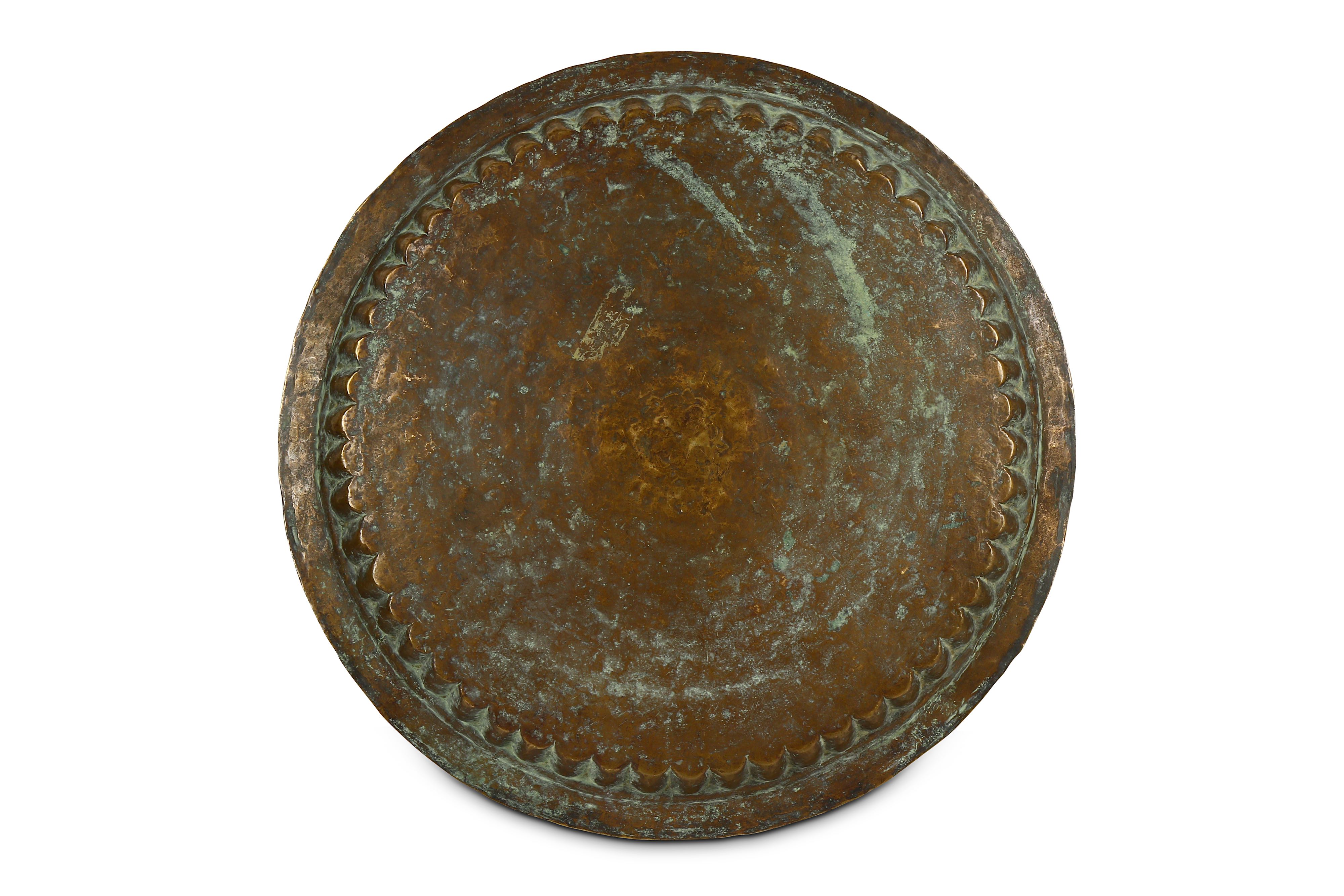 A LARGE COPPER-INLAID BRASS TRAY - Image 4 of 5