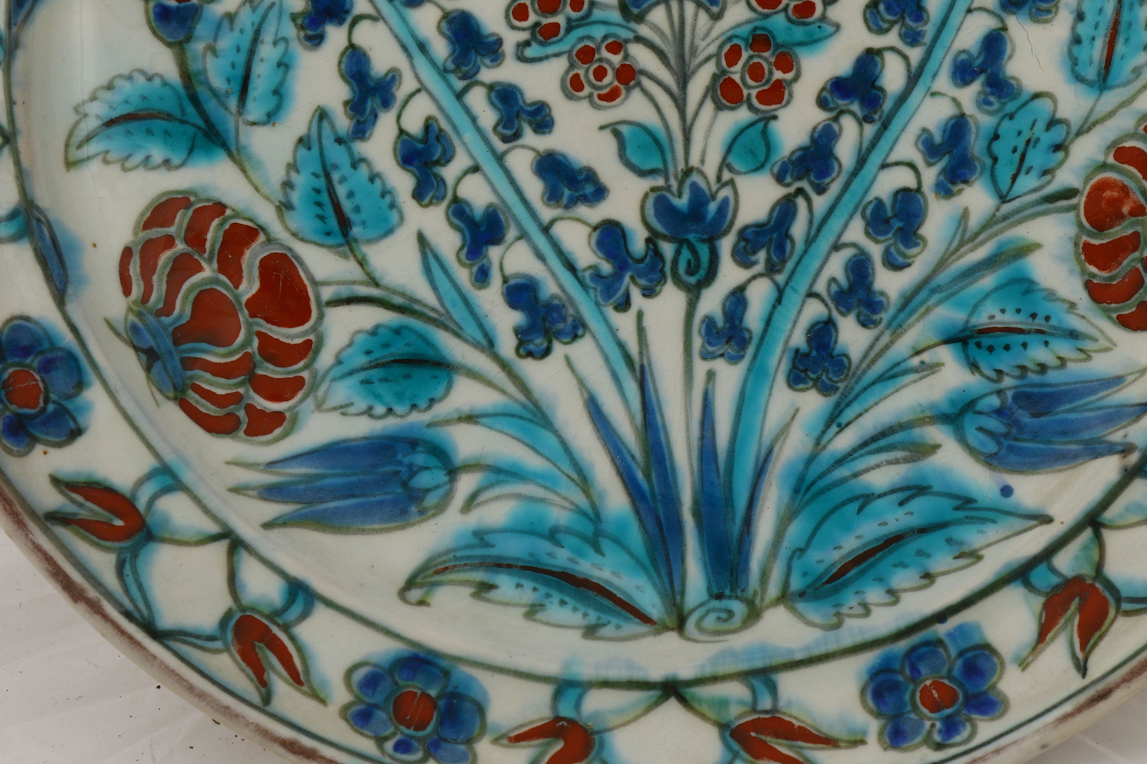 AN IZNIK-STYLE POTTERY DISH - Image 3 of 4