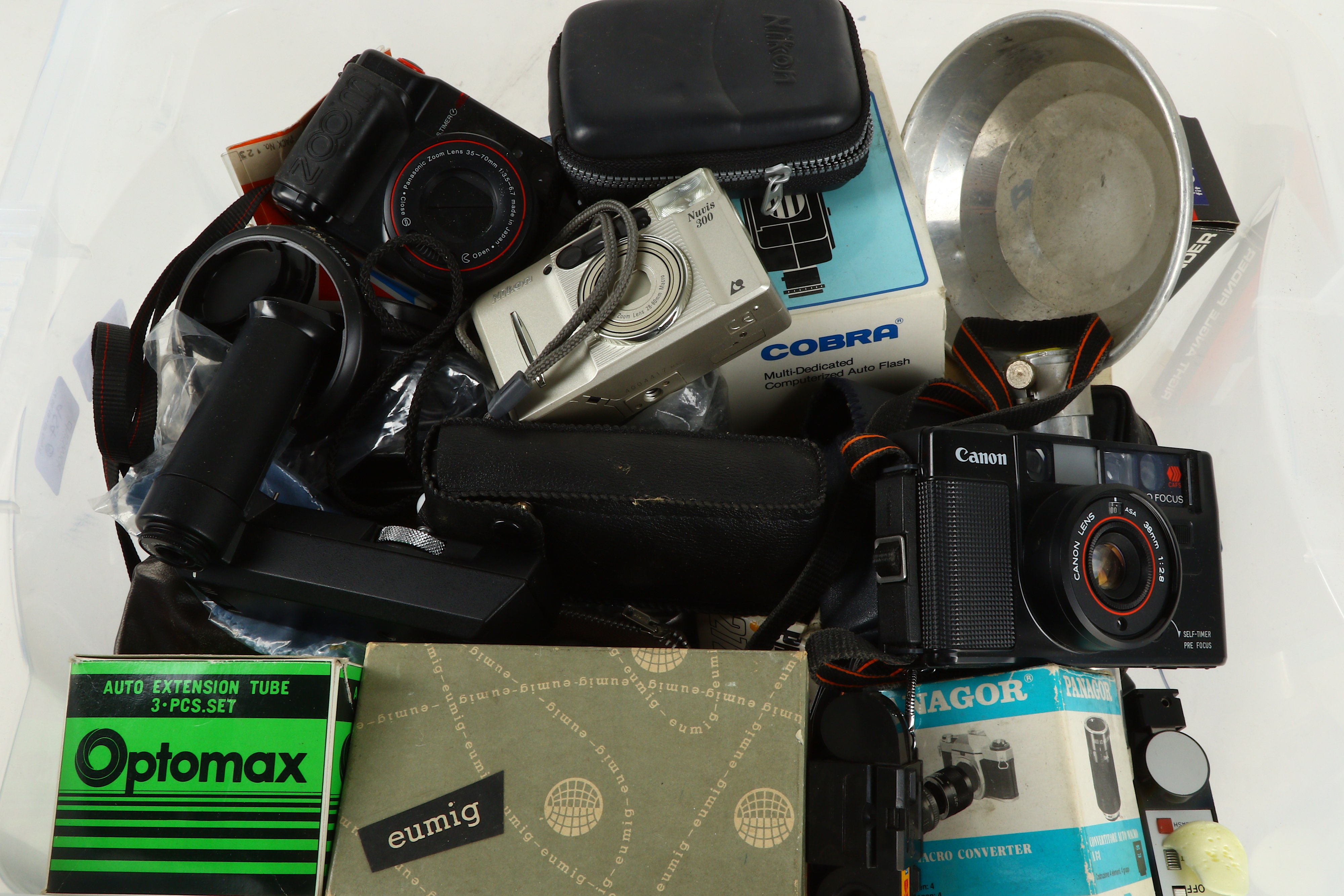 A Group of Polaroid Cameras and Assorted Camera Accessories - Image 2 of 4