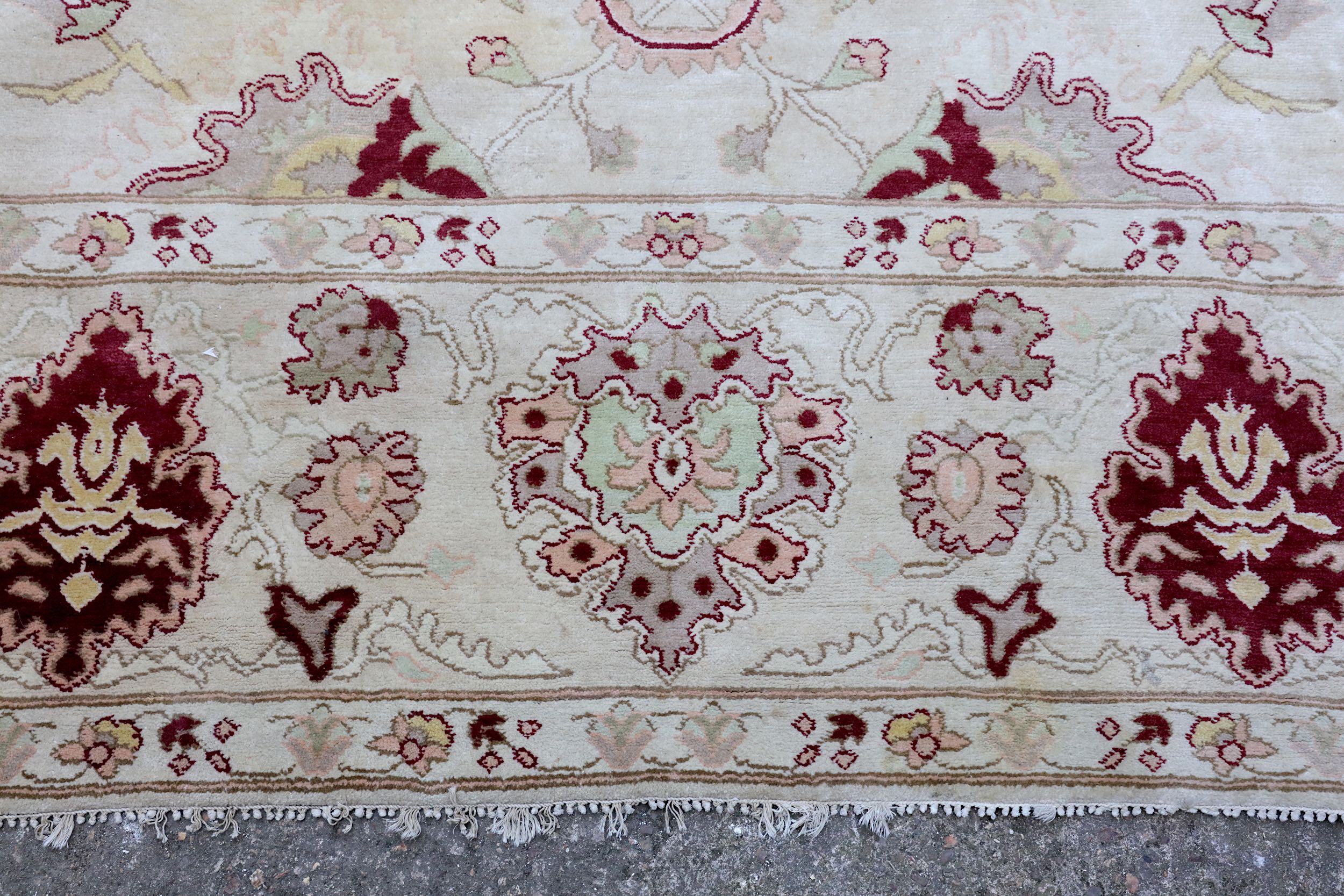 A NORTH-WEST PERSAN CARPET OF ZIEGLER DESIGN - Image 4 of 6