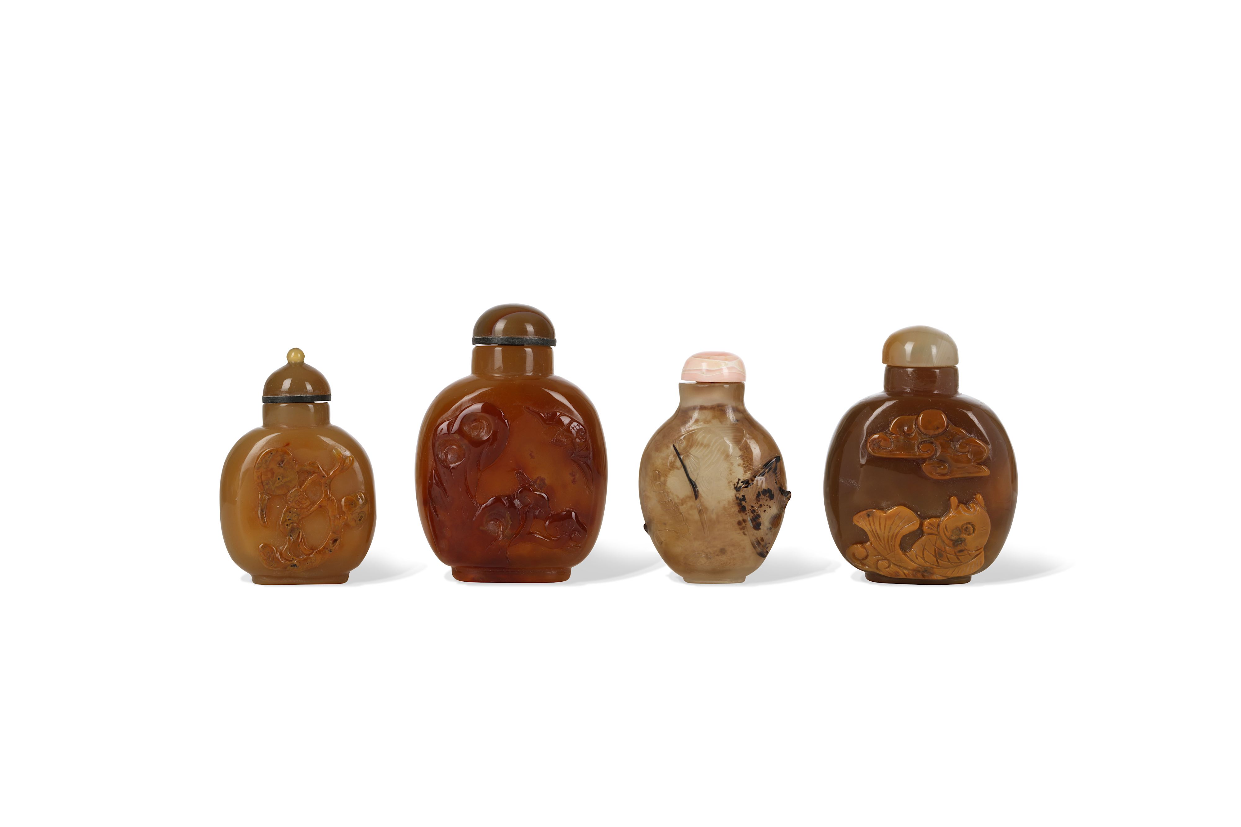 FOUR CHINESE AGATE SNUFF BOTTLES.