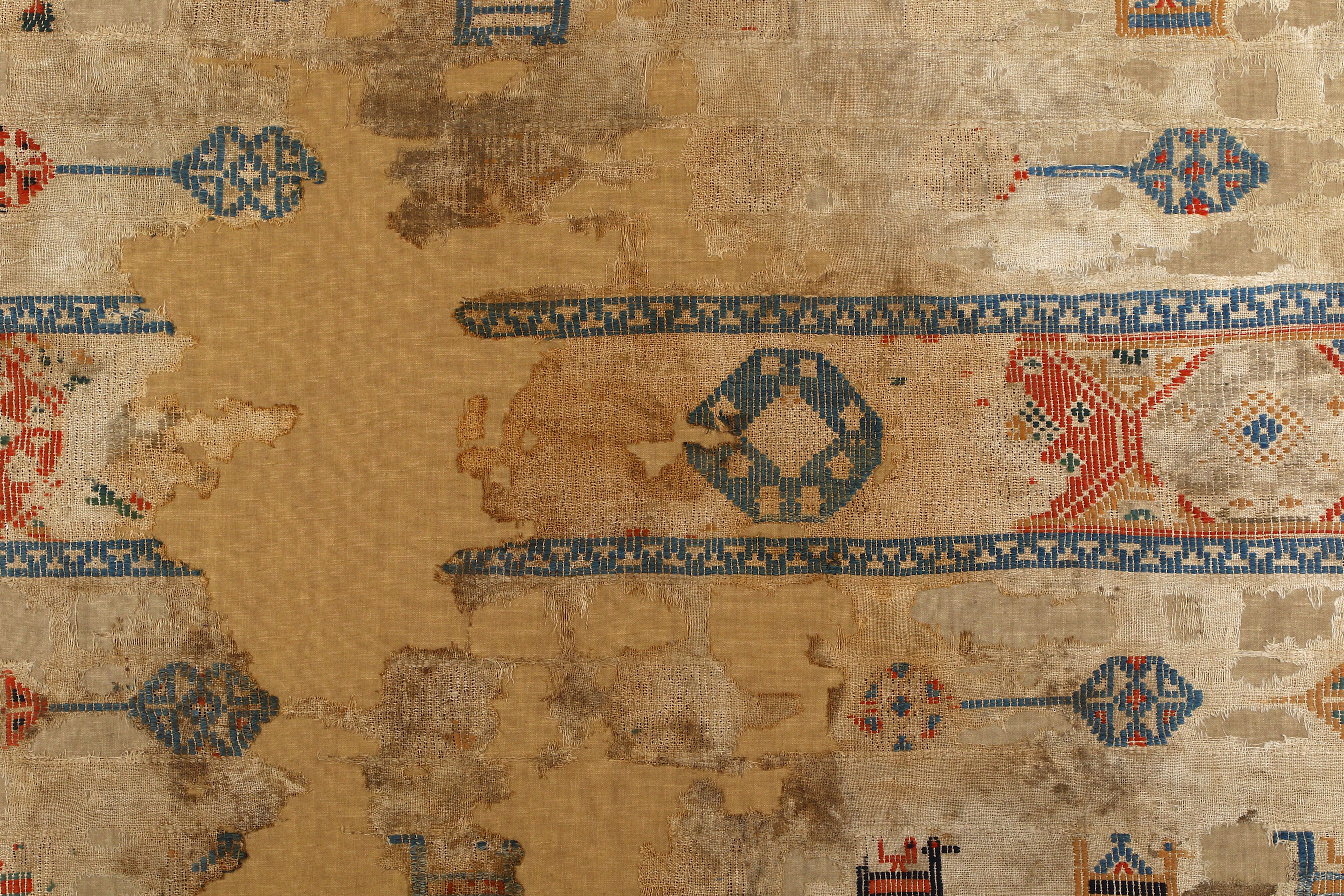 A MAMLUK TEXTILE FRAGMENT - Image 5 of 5