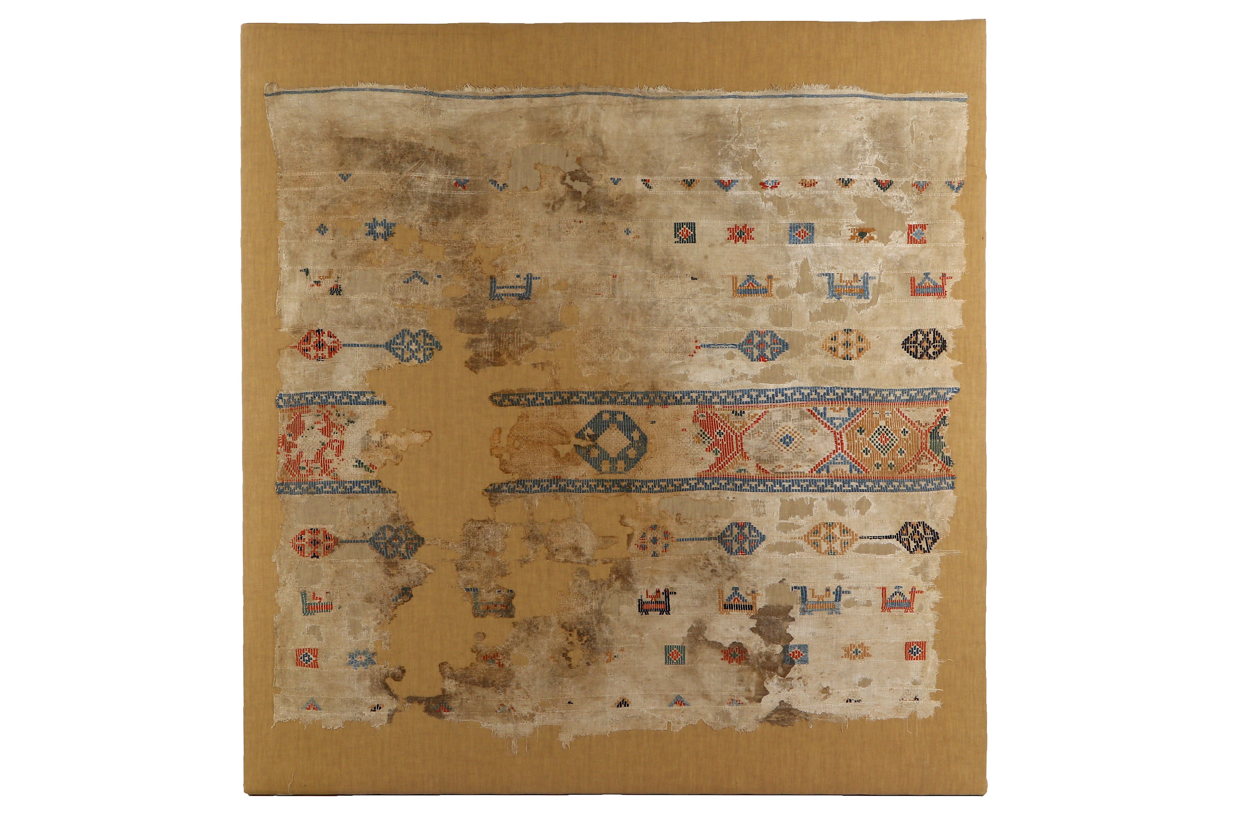 A MAMLUK TEXTILE FRAGMENT - Image 2 of 5