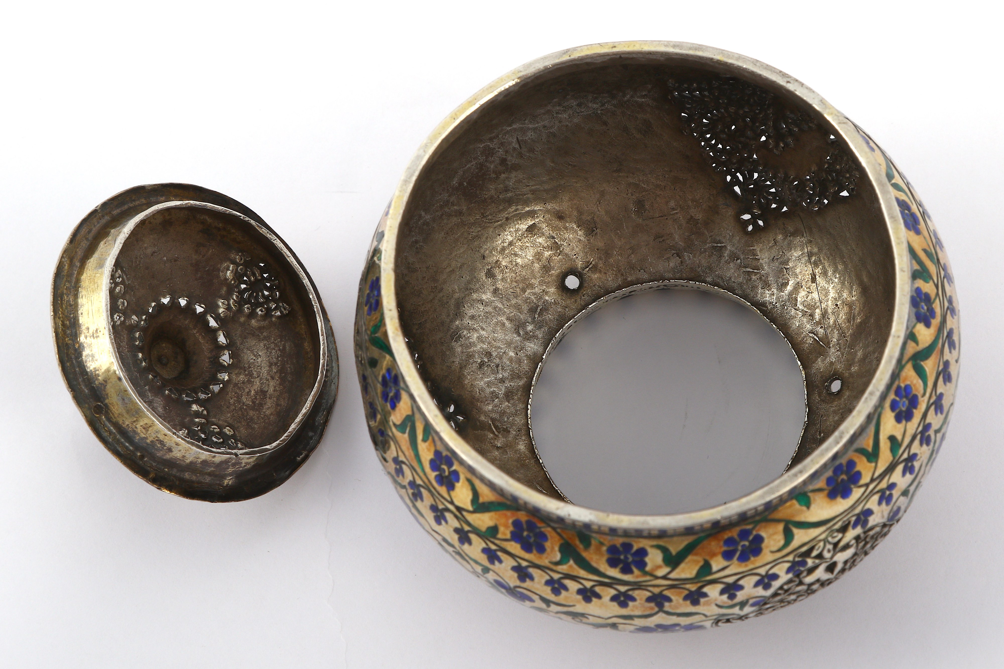 AN ENAMELLED PARCEL-GILT SILVER LIDDED HUQQA PIECE - Image 9 of 9