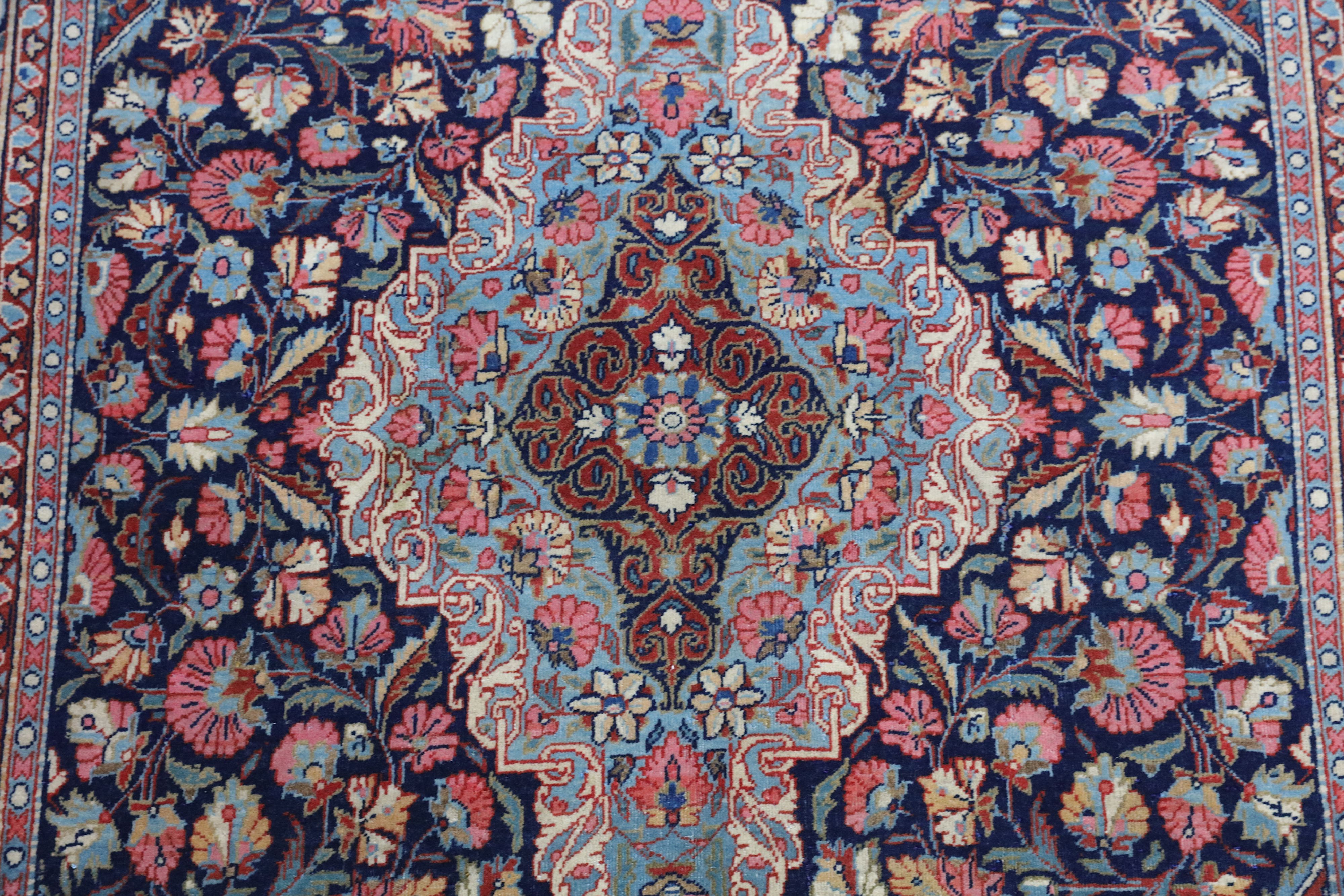 A FINE KASHAN DABIR RUG, CENTRAL PERSIA - Image 3 of 7