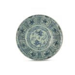 A CHINESE BLUE AND WHITE SWATOW ‘DRAGONS’ DISH.
