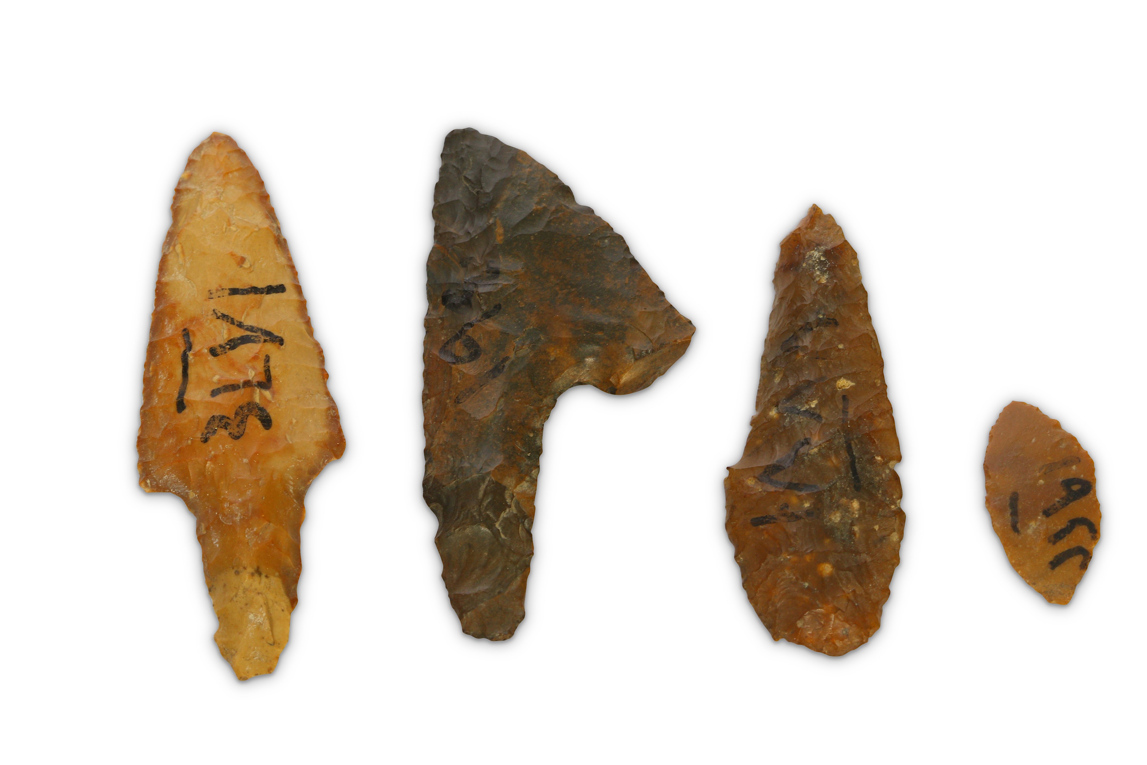 A GROUP OF EGYPTIAN PRE-DYNASTIC FLINT ARROW HEADS - Image 2 of 2