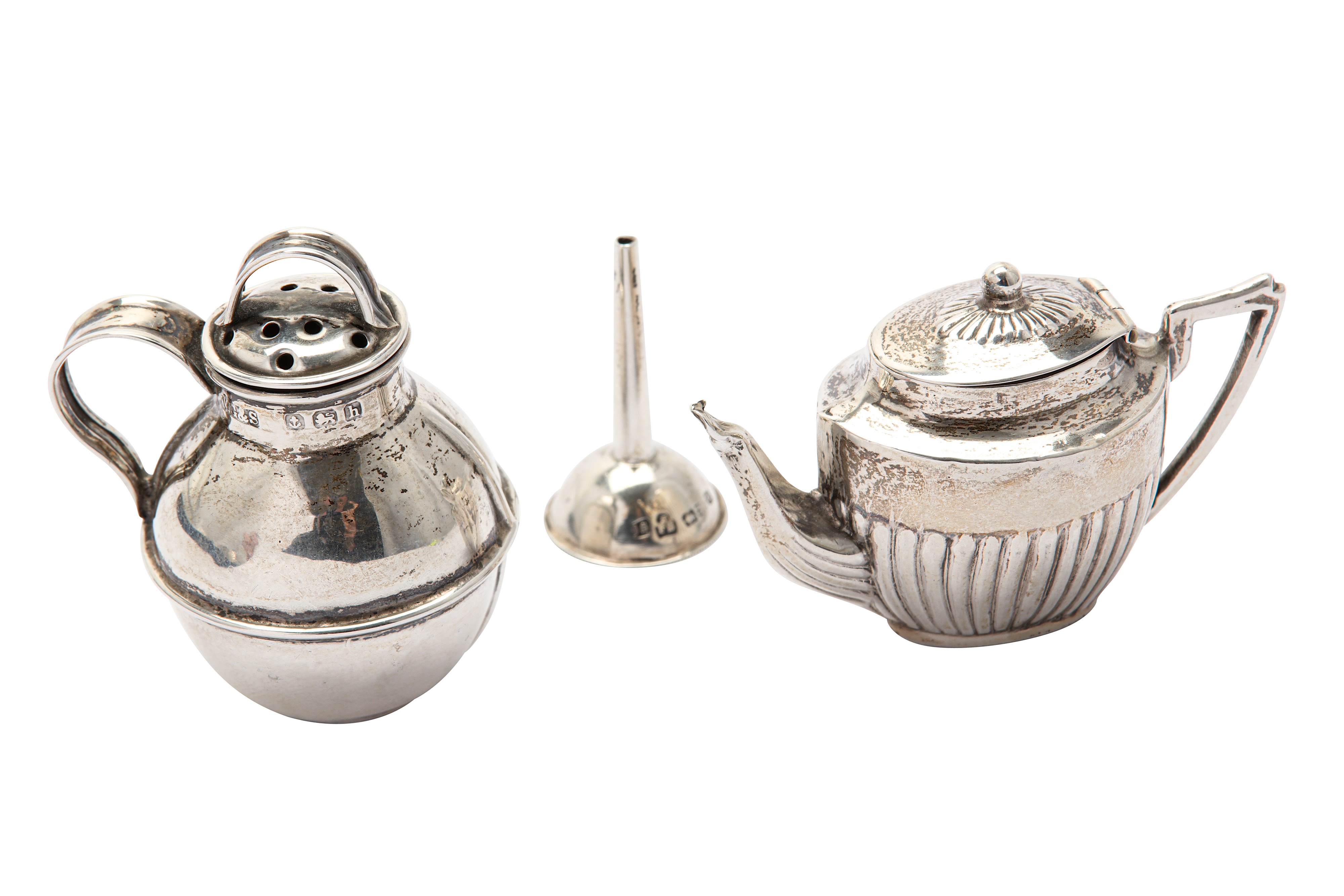 A mixed group, including an Edwardian sterling silver novelty pepper pot, Birmingham 1907 by William