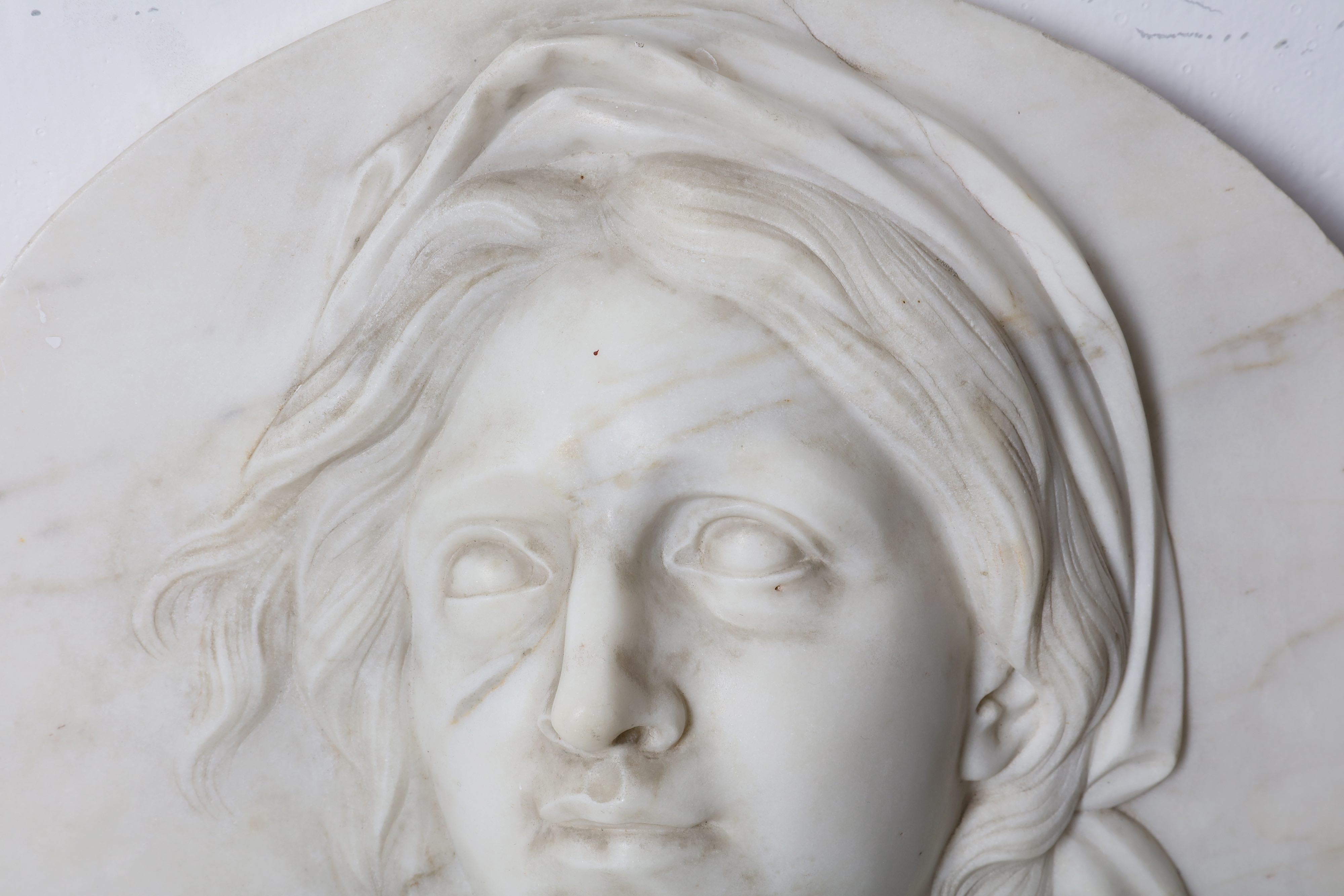 A PAIR OF ITALIAN 18TH CENTURY MARBLE RELIEFS DEPICTING CHRIST AND THE MOURNING VIRGIN IN THE MANNER - Image 8 of 11