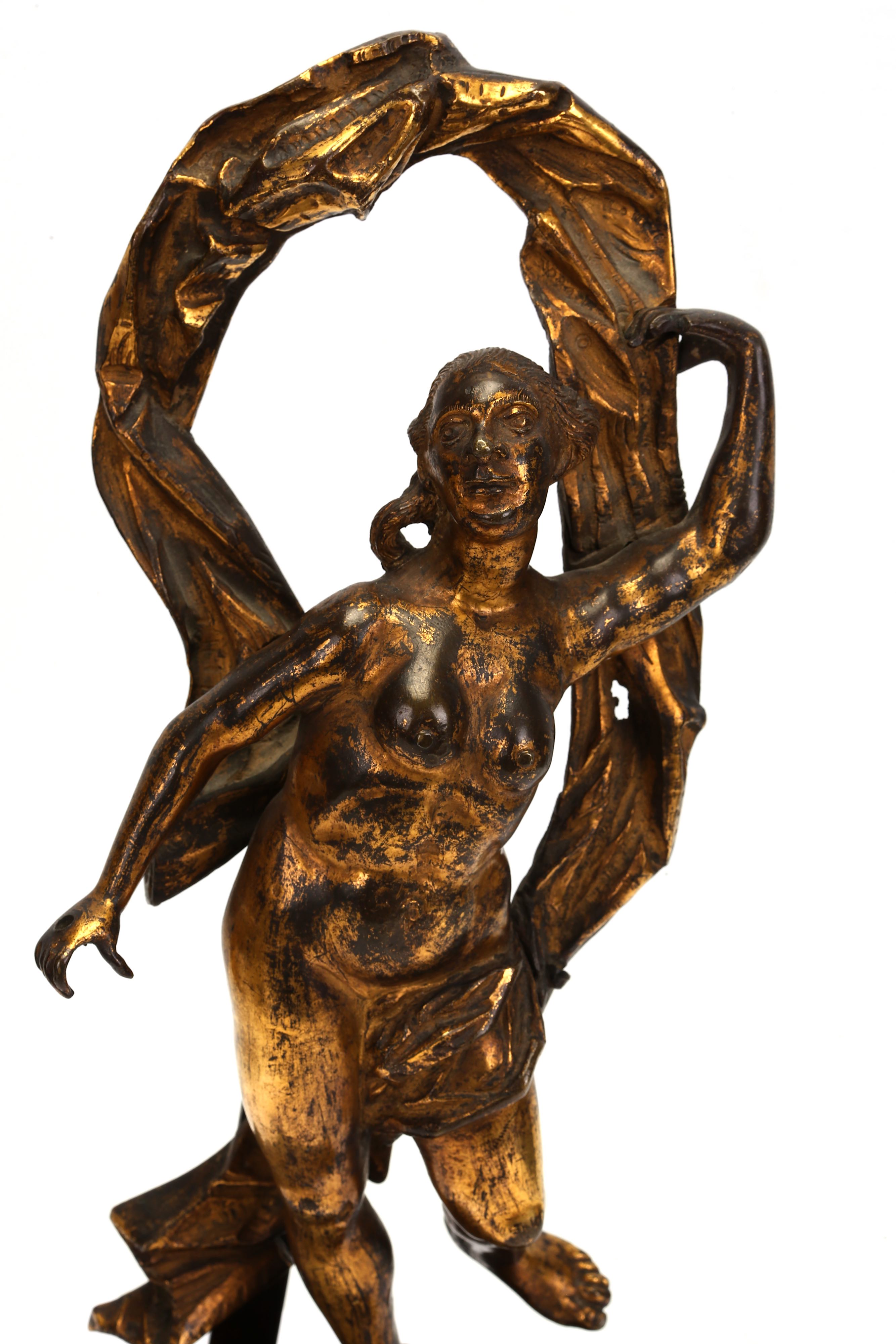 A LATE 17TH / EARLY 18TH CENTURY GERMAN GILT BRONZE FIGURE OF FORTUNA - Image 5 of 7