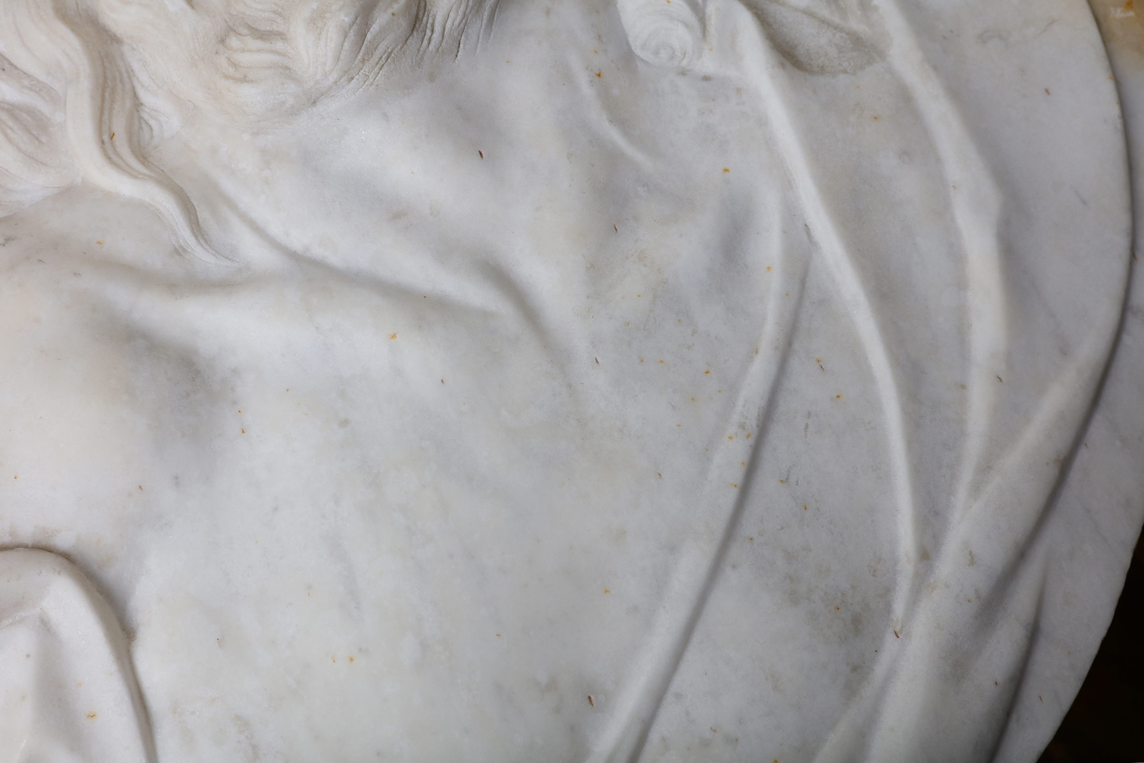 A PAIR OF ITALIAN 18TH CENTURY MARBLE RELIEFS DEPICTING CHRIST AND THE MOURNING VIRGIN IN THE MANNER - Image 6 of 11