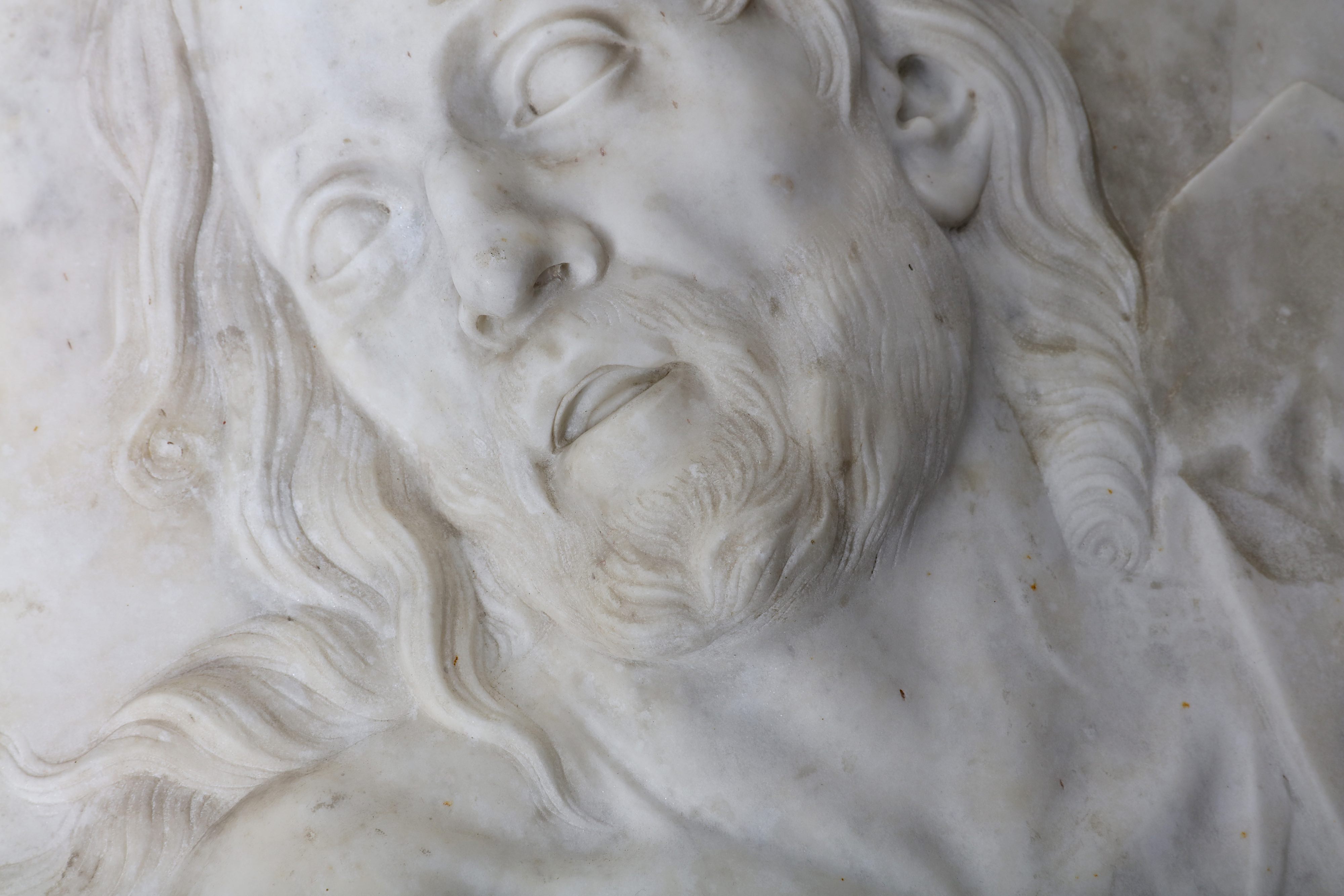 A PAIR OF ITALIAN 18TH CENTURY MARBLE RELIEFS DEPICTING CHRIST AND THE MOURNING VIRGIN IN THE MANNER - Image 5 of 11