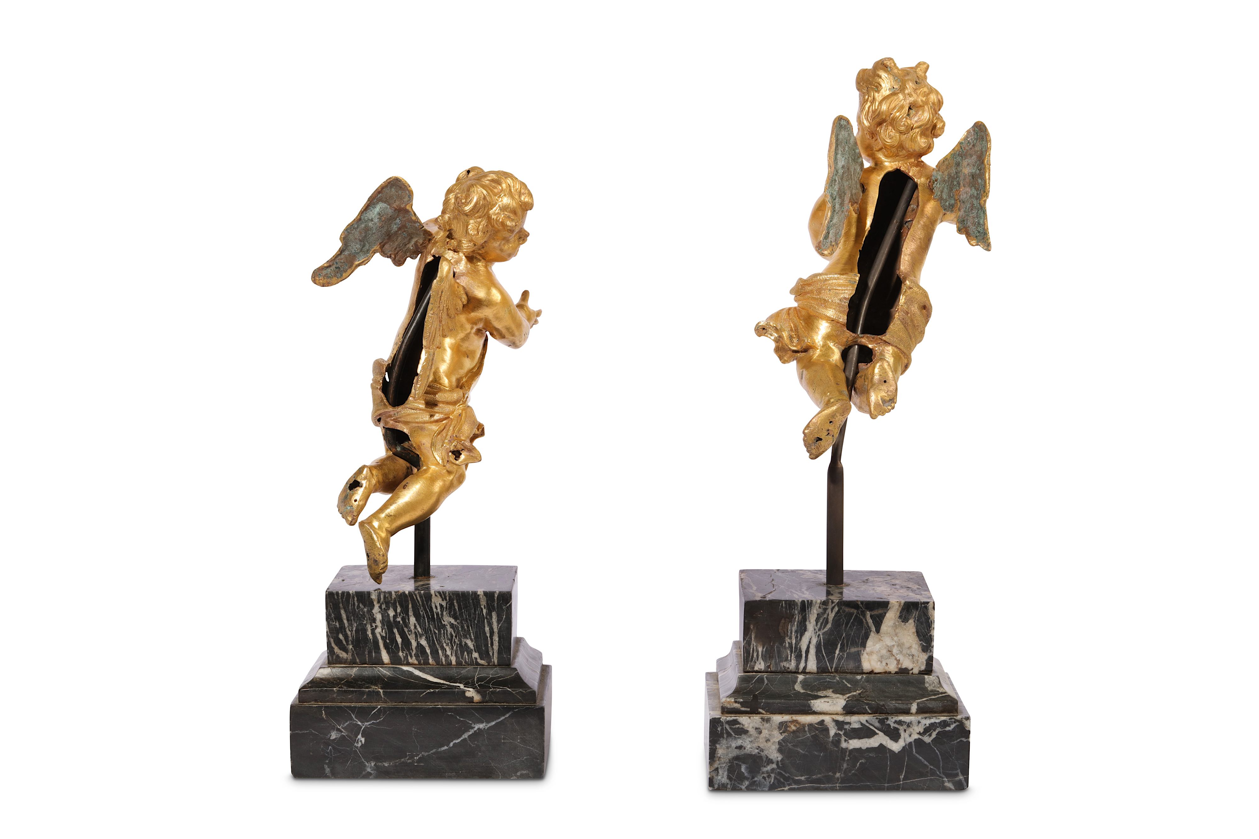 A PAIR OF SECOND HALF 17TH CENTURY ITALIAN (ROME) GILT BRONZE WINGED CHERUBS IN FLIGHT - Image 2 of 9