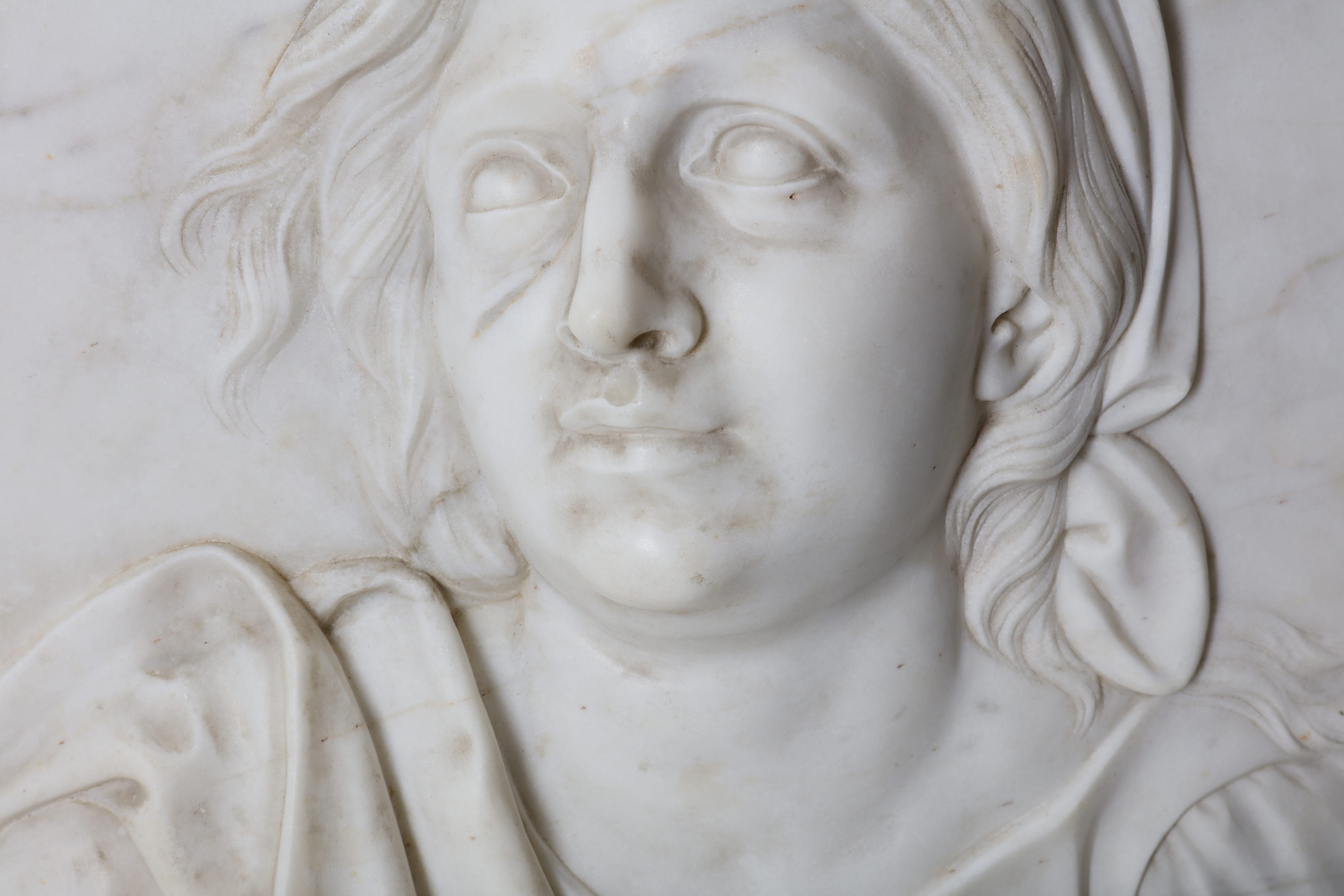 A PAIR OF ITALIAN 18TH CENTURY MARBLE RELIEFS DEPICTING CHRIST AND THE MOURNING VIRGIN IN THE MANNER - Image 9 of 11