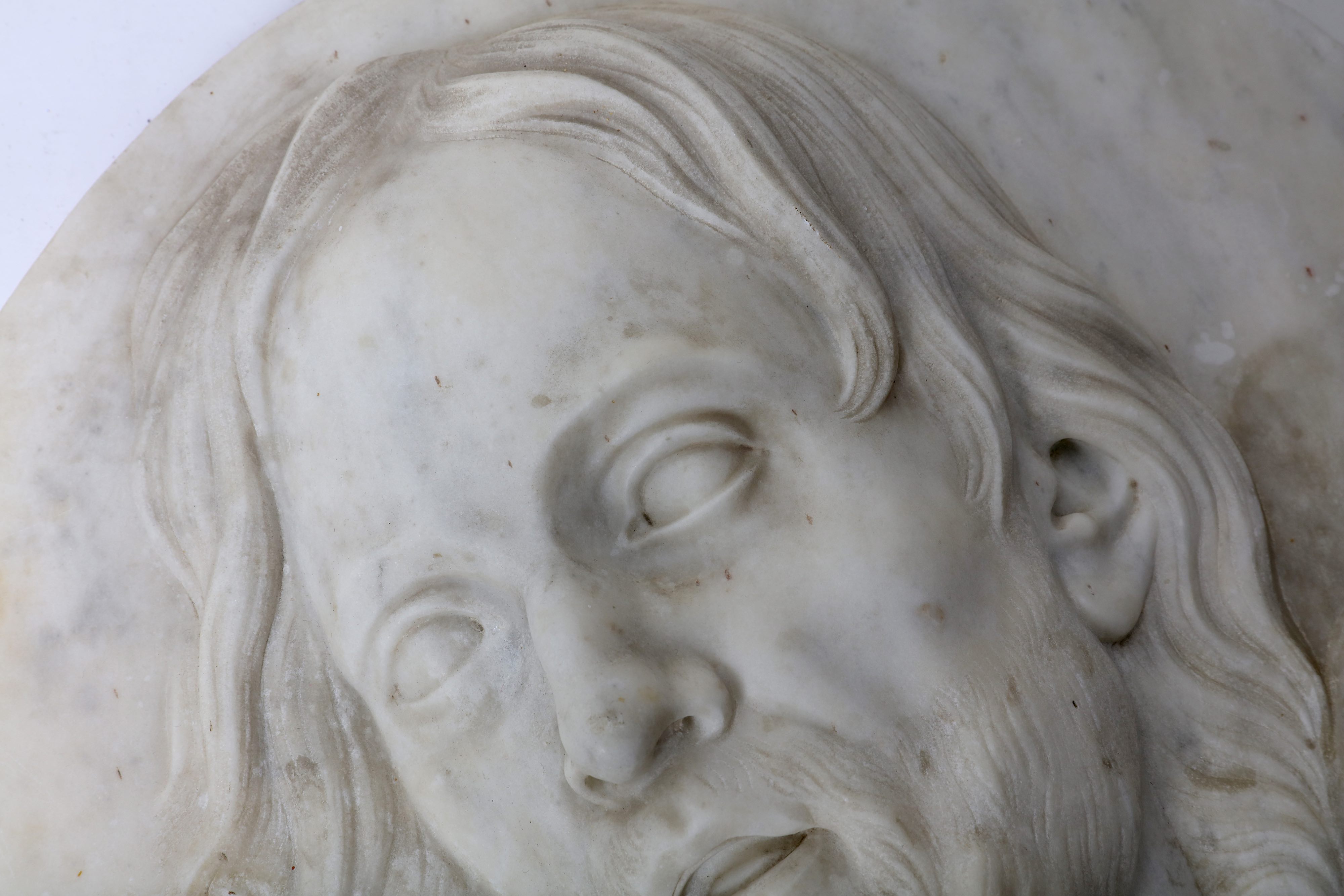 A PAIR OF ITALIAN 18TH CENTURY MARBLE RELIEFS DEPICTING CHRIST AND THE MOURNING VIRGIN IN THE MANNER - Image 4 of 11