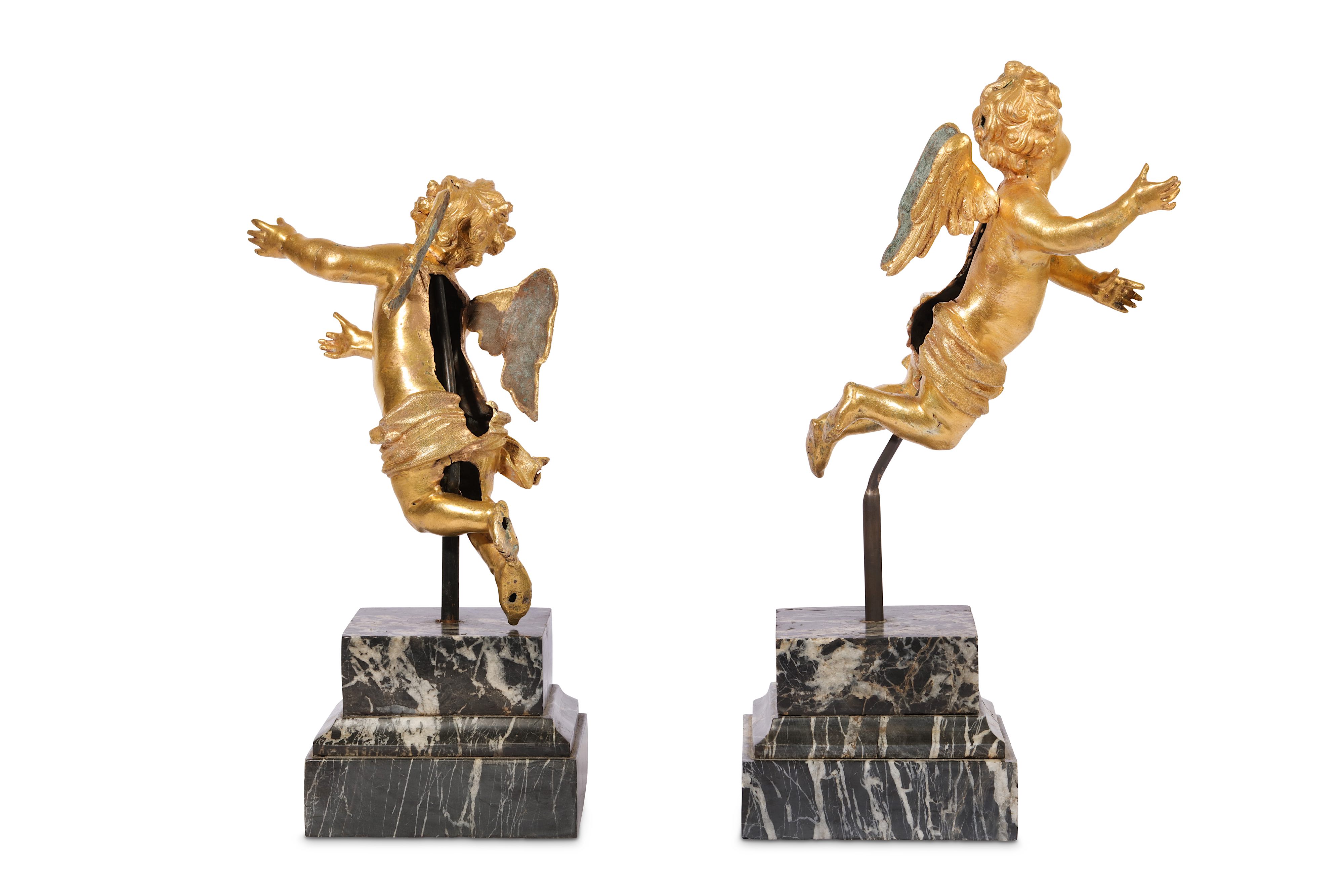 A PAIR OF SECOND HALF 17TH CENTURY ITALIAN (ROME) GILT BRONZE WINGED CHERUBS IN FLIGHT - Image 3 of 9