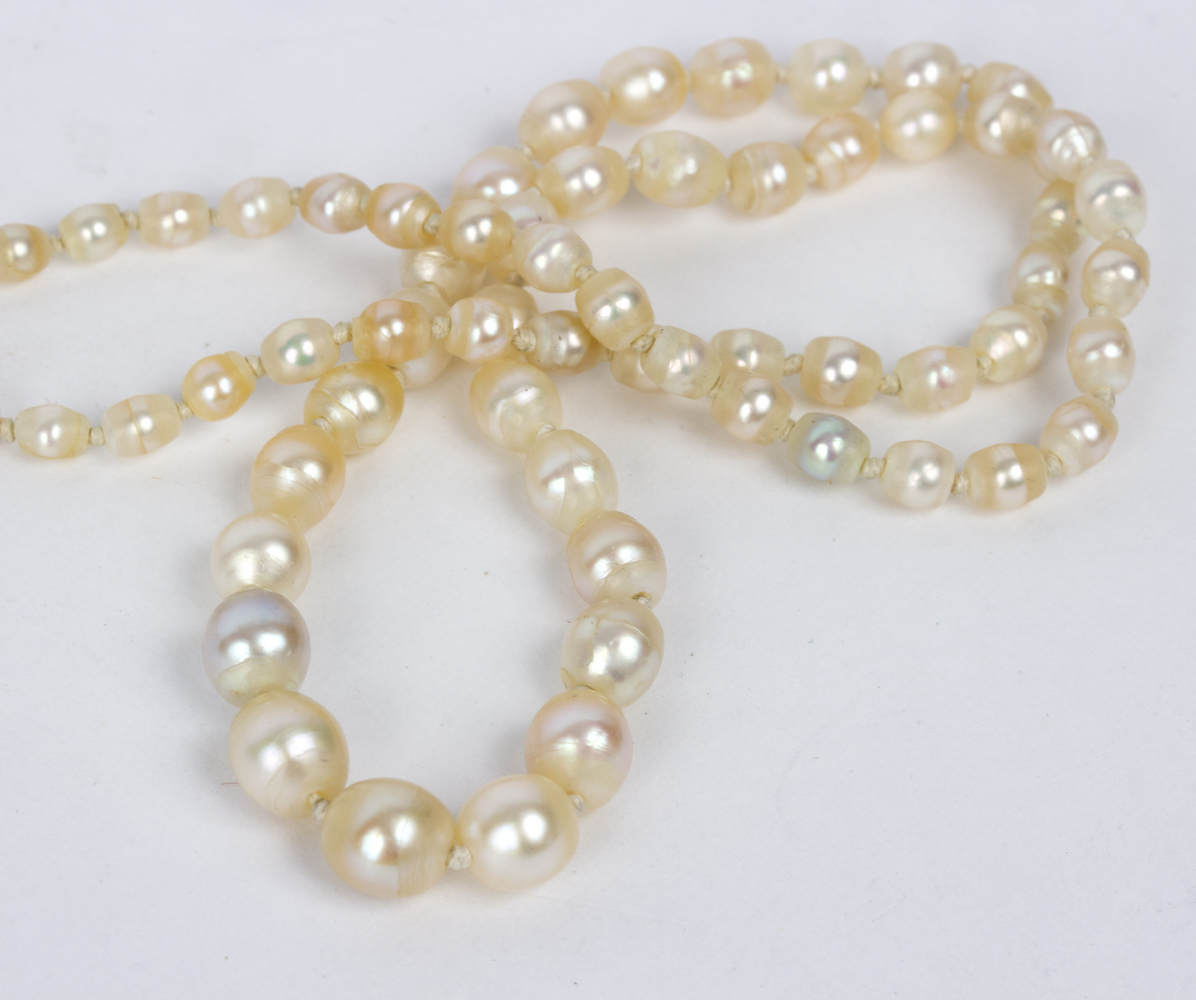 A single-row of natural saltwater pearl necklace with sapphire and diamond clasp, - Image 4 of 5