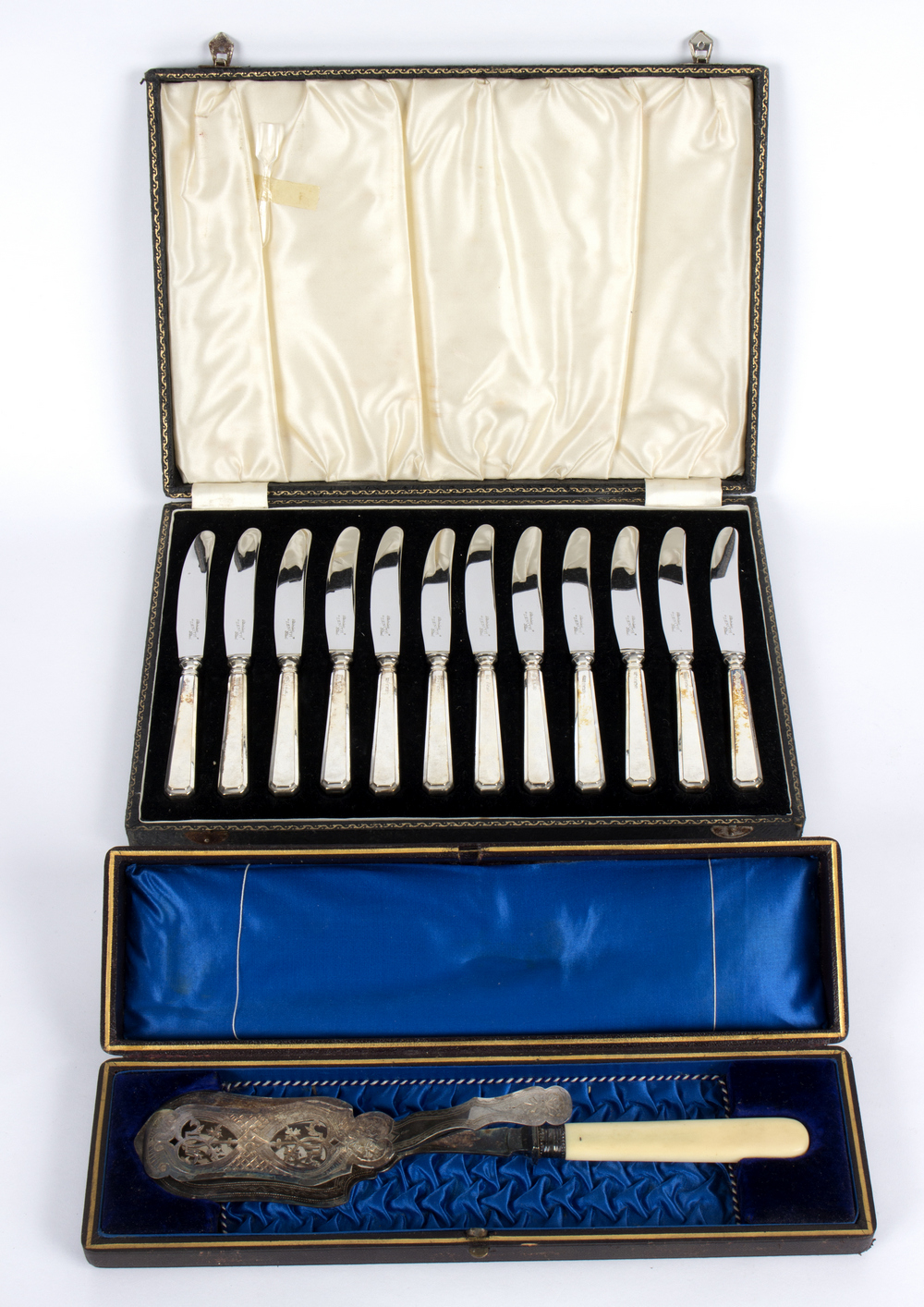 Twelve silver-handled dessert knives, D&S, Sheffield 1948,