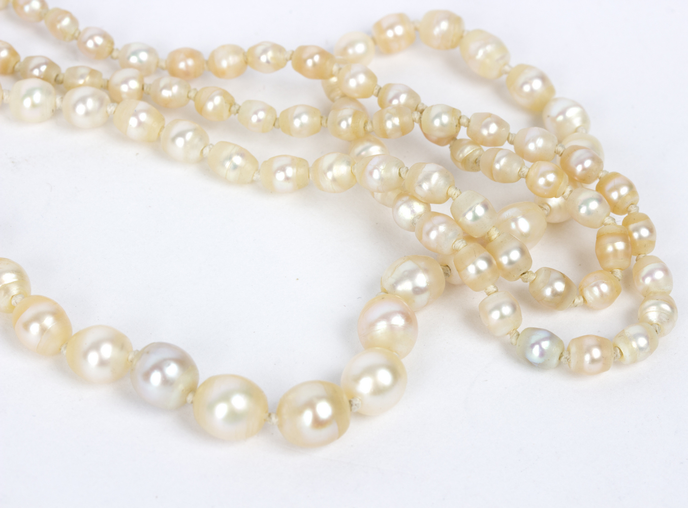 A single-row of natural saltwater pearl necklace with sapphire and diamond clasp, - Image 3 of 5