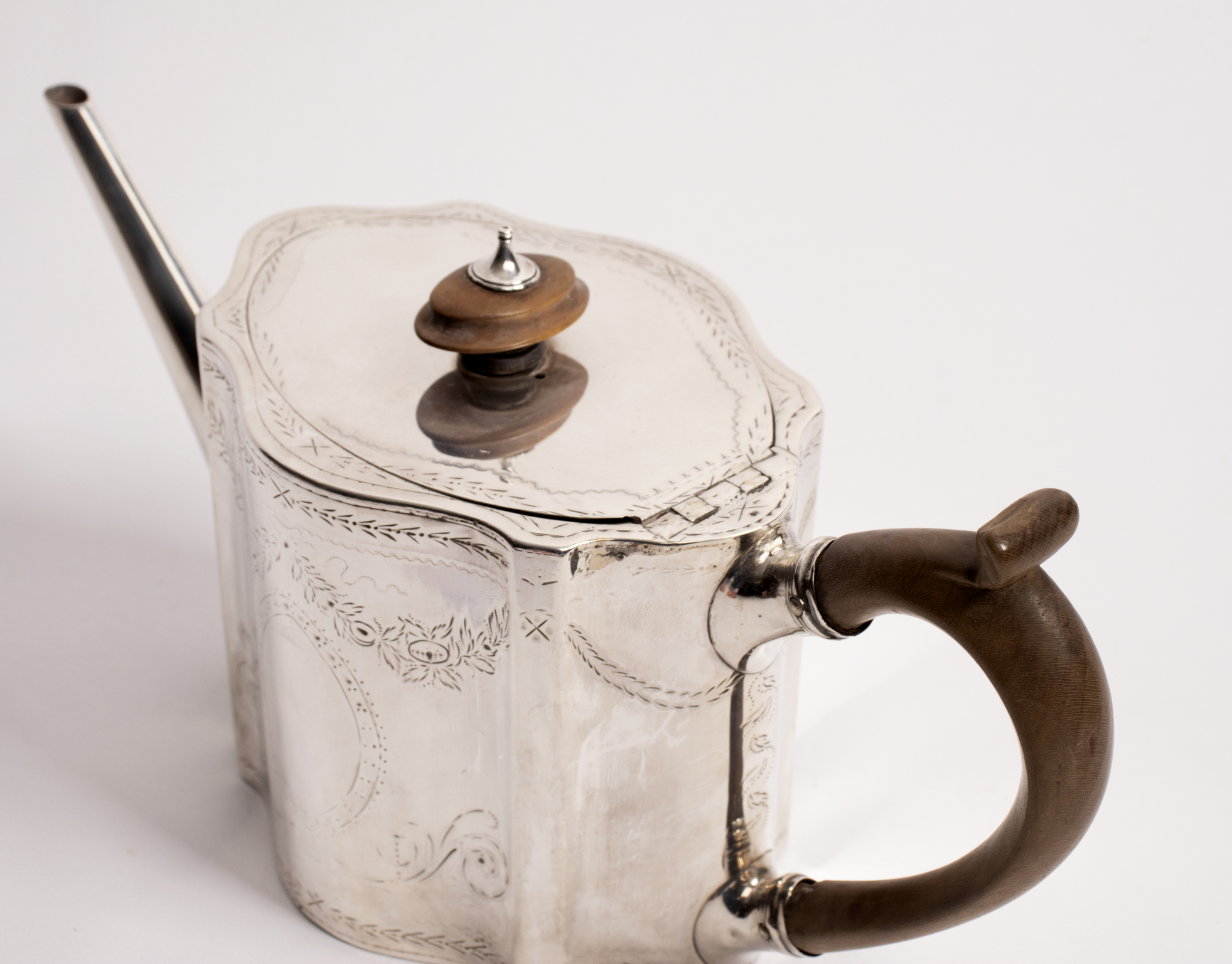 A George III silver teapot, Charles Aldridge & Henry Green, London 1783, - Bild 2 aus 2