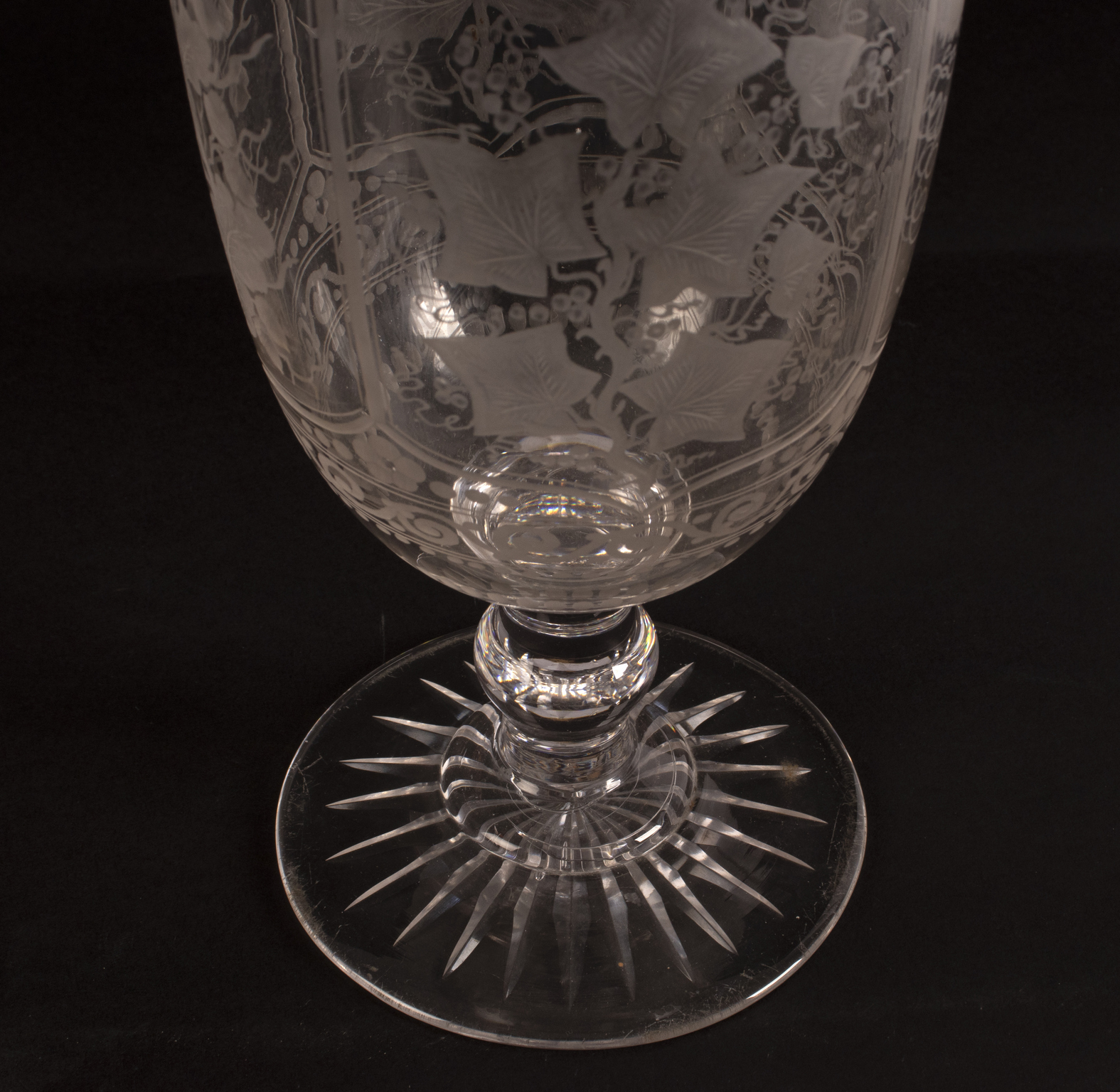 An engraved celery glass on a circular star cut base, 24. - Bild 2 aus 2